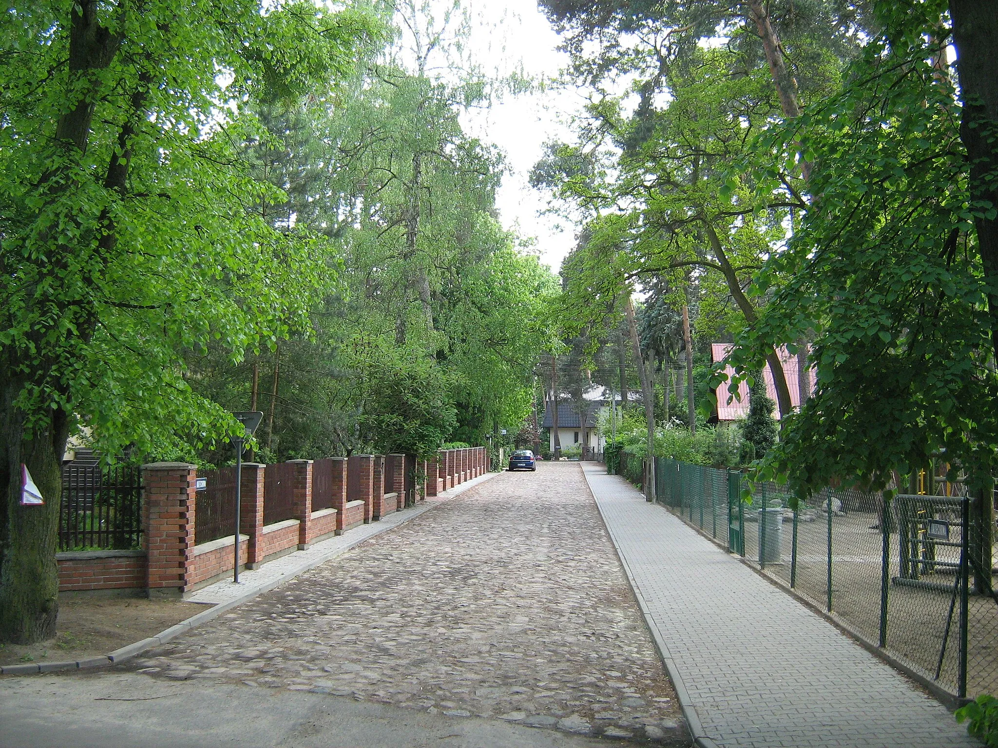 Photo showing: Street in Podkowa Lesna, Poland.