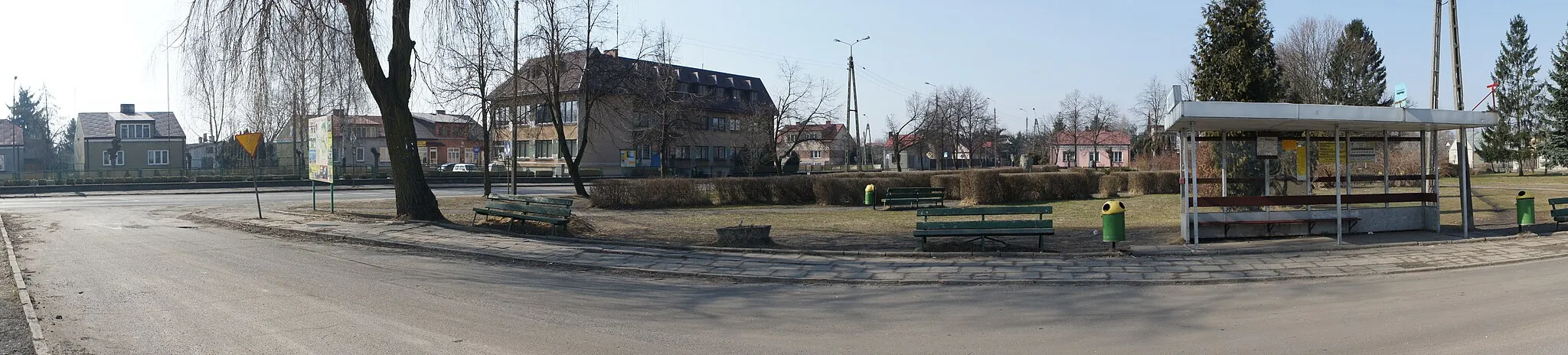 Photo showing: Stanisławów - przystanek PKS (panorama), Bus stop in Stanislawow