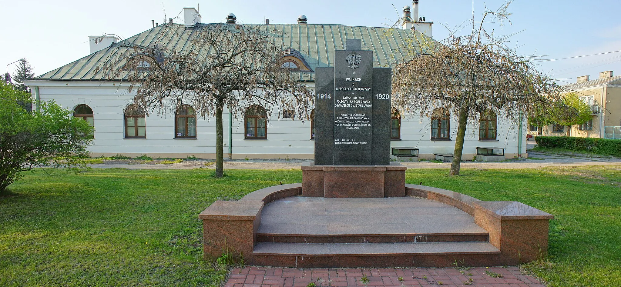 Photo showing: Stanisławów GOK i pomnik