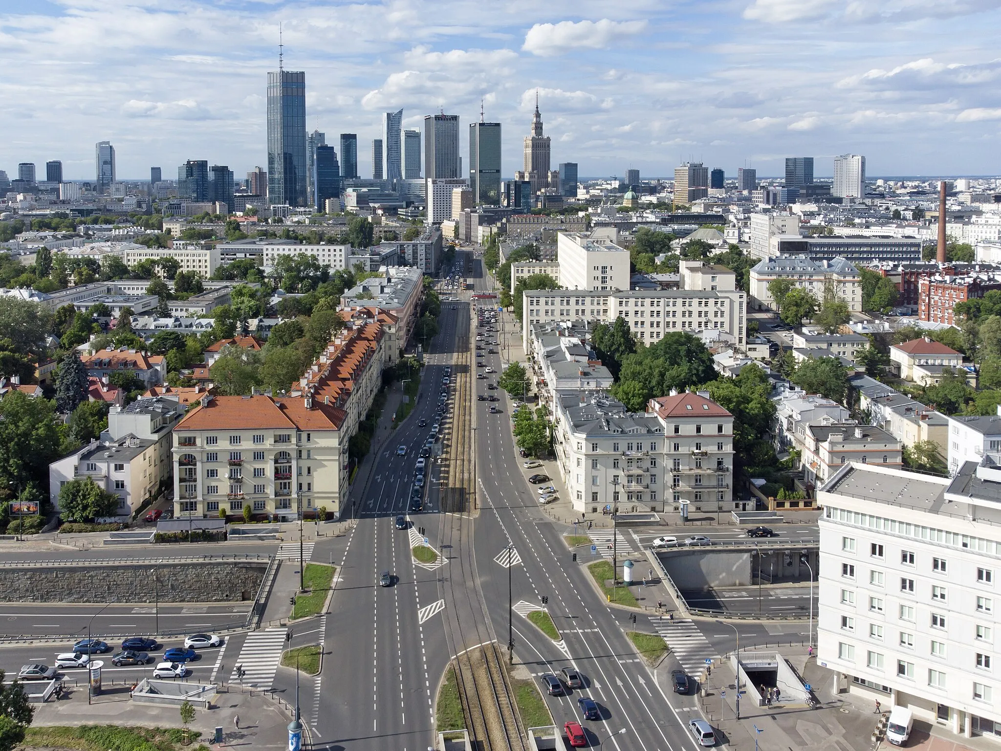 Photo showing: Widok na aleję Niepodległości w Warszawie z powietrza w kierunku północnym na odcinek pomiędzy skrzyżowaniem z Trasą Łazienkowską (ul. Wawelska / al. Armii Ludowej) a Koszykową. W tle wysoka zabudowa centrum.