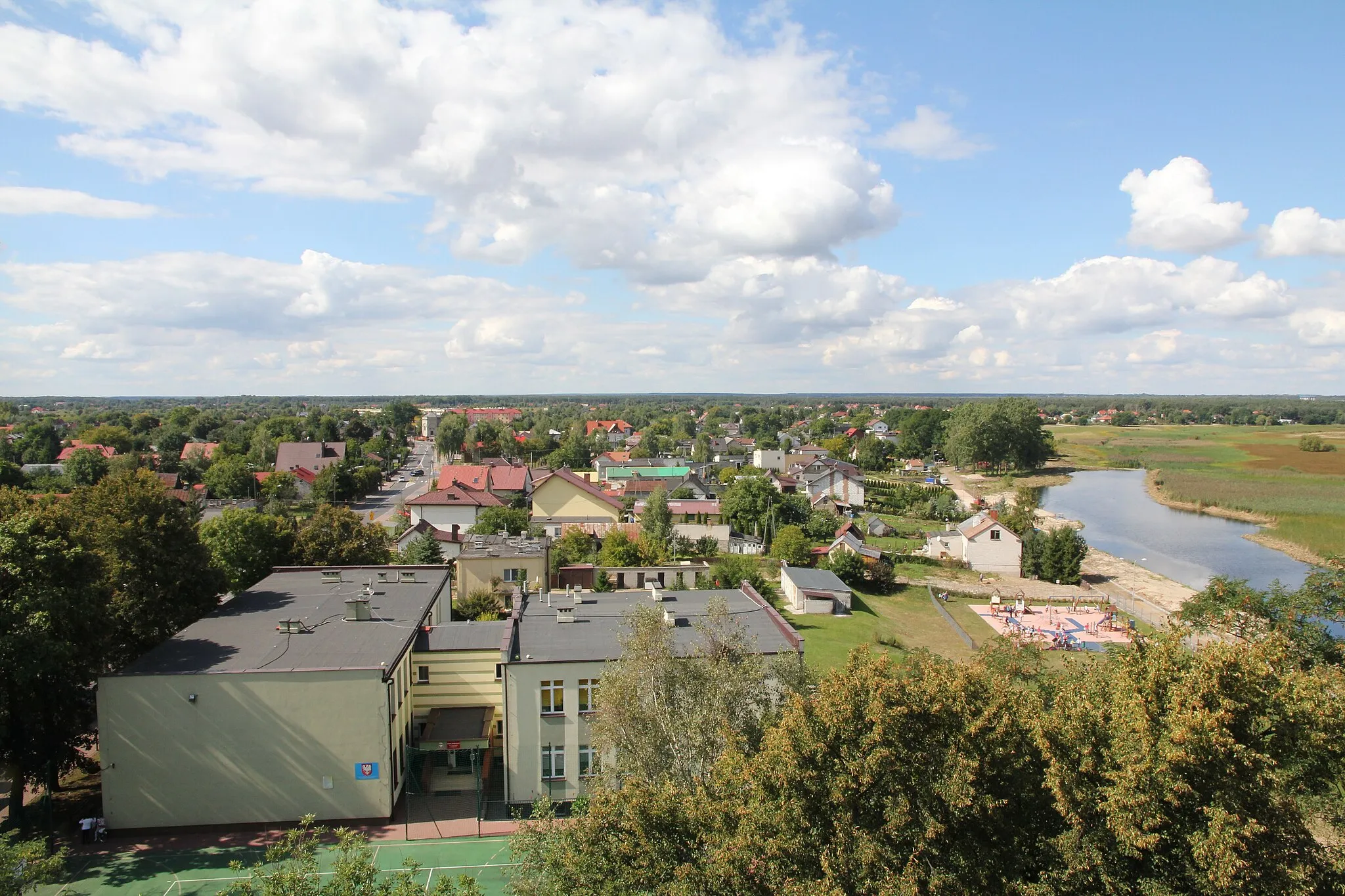 Photo showing: Widok na Szkołę Podstawową w Wieliszewie im. Tadeusza Kościuszki oraz na Jezioro Wieliszewskie