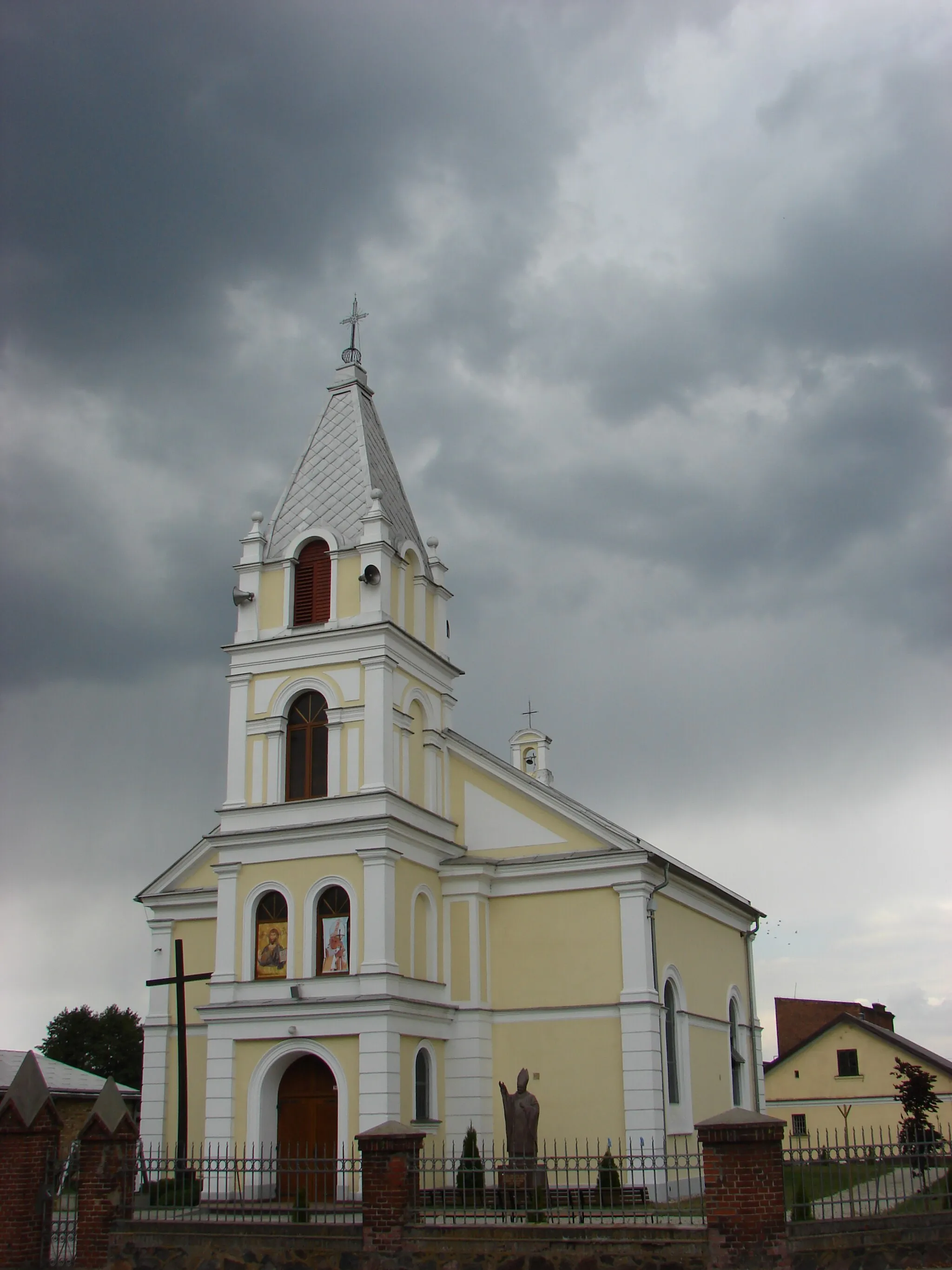 Photo showing: Babiak, Koło County. Parish church of the transfiguration.