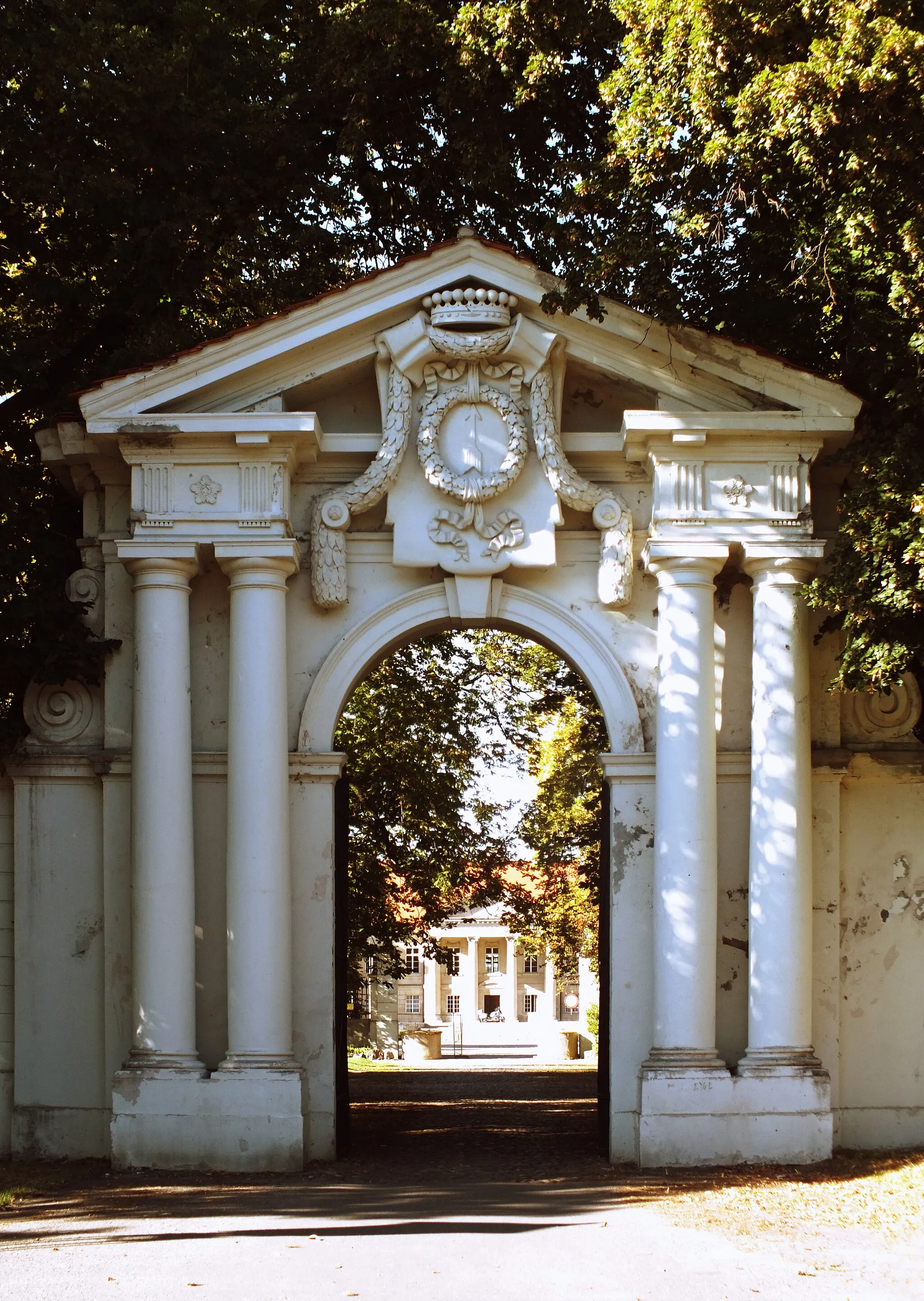 Photo showing: Czerniejewo, brama i ogrodzenie dziedzińców zespołu pałacowego w Czerniejewie