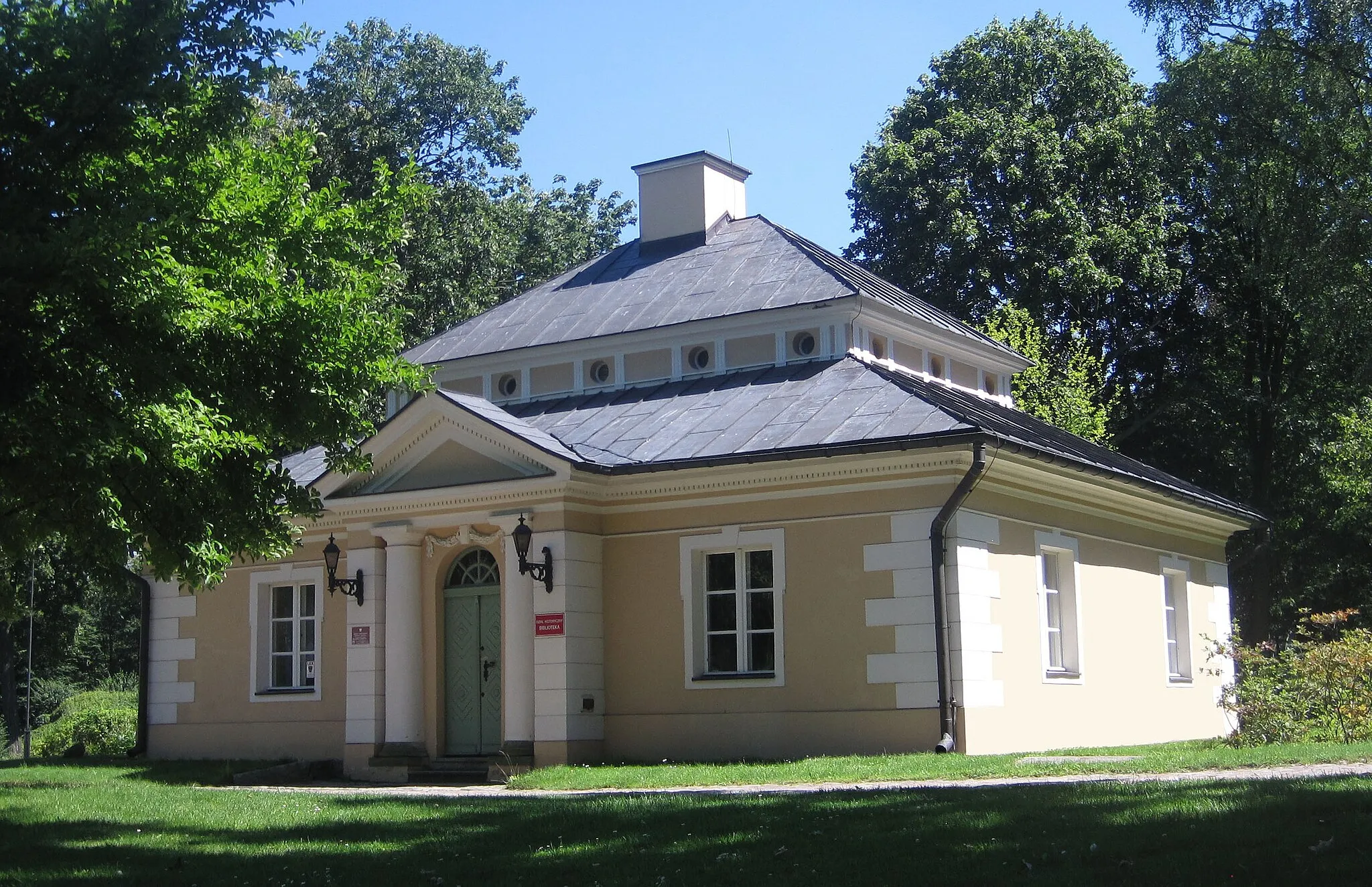 Photo showing: Oficyna pałacu w Dobrzycy