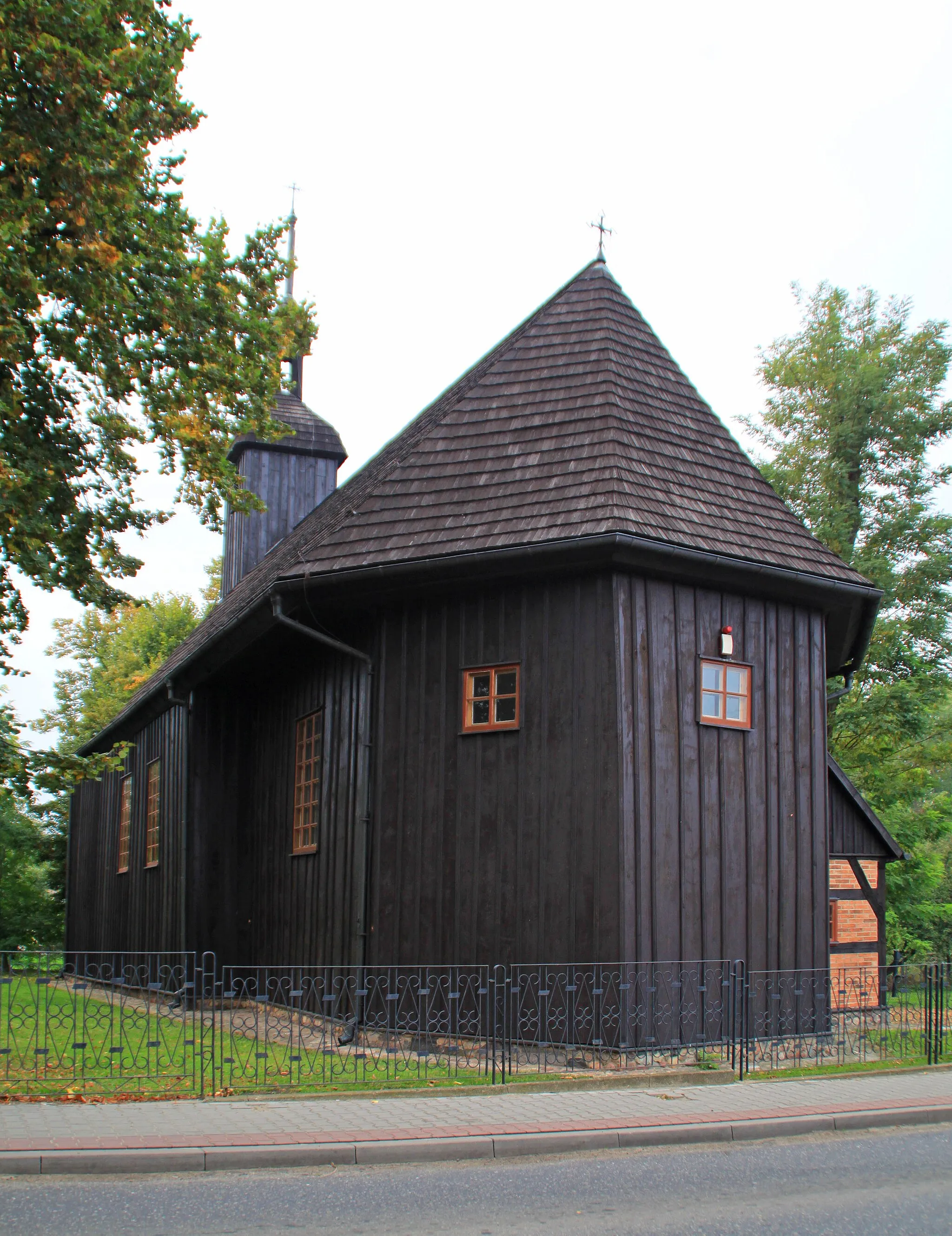 Photo showing: Dolsk, drewniany kościół fil. pw. Świętego Ducha z 1618 r., XVIII w.
