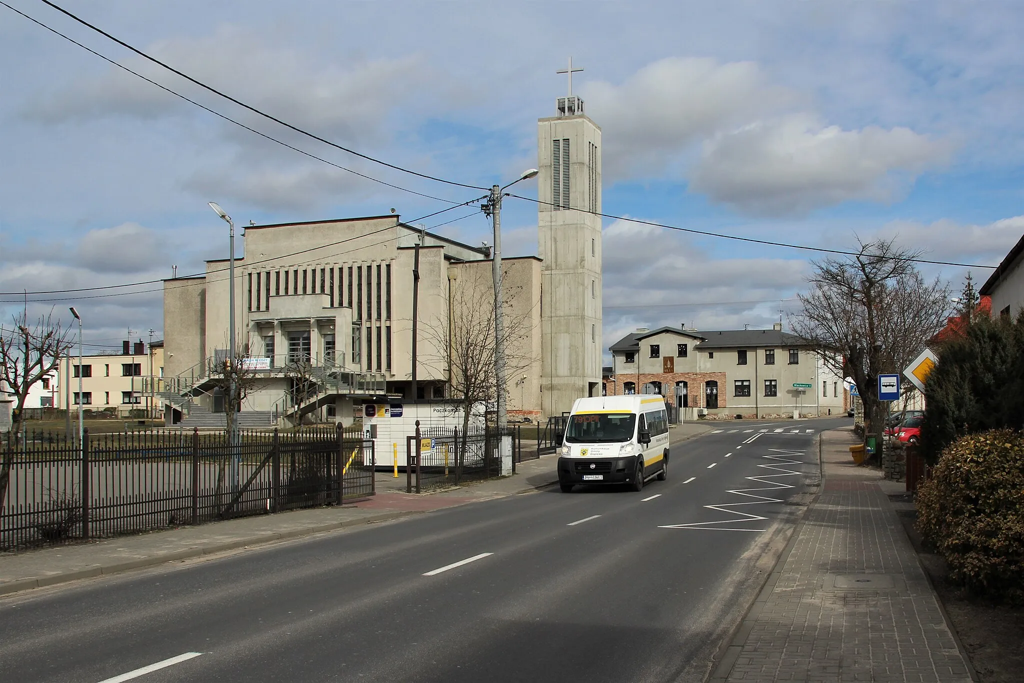 Photo showing: autobus komunikacji gminnej przy kościele w Dopiewie