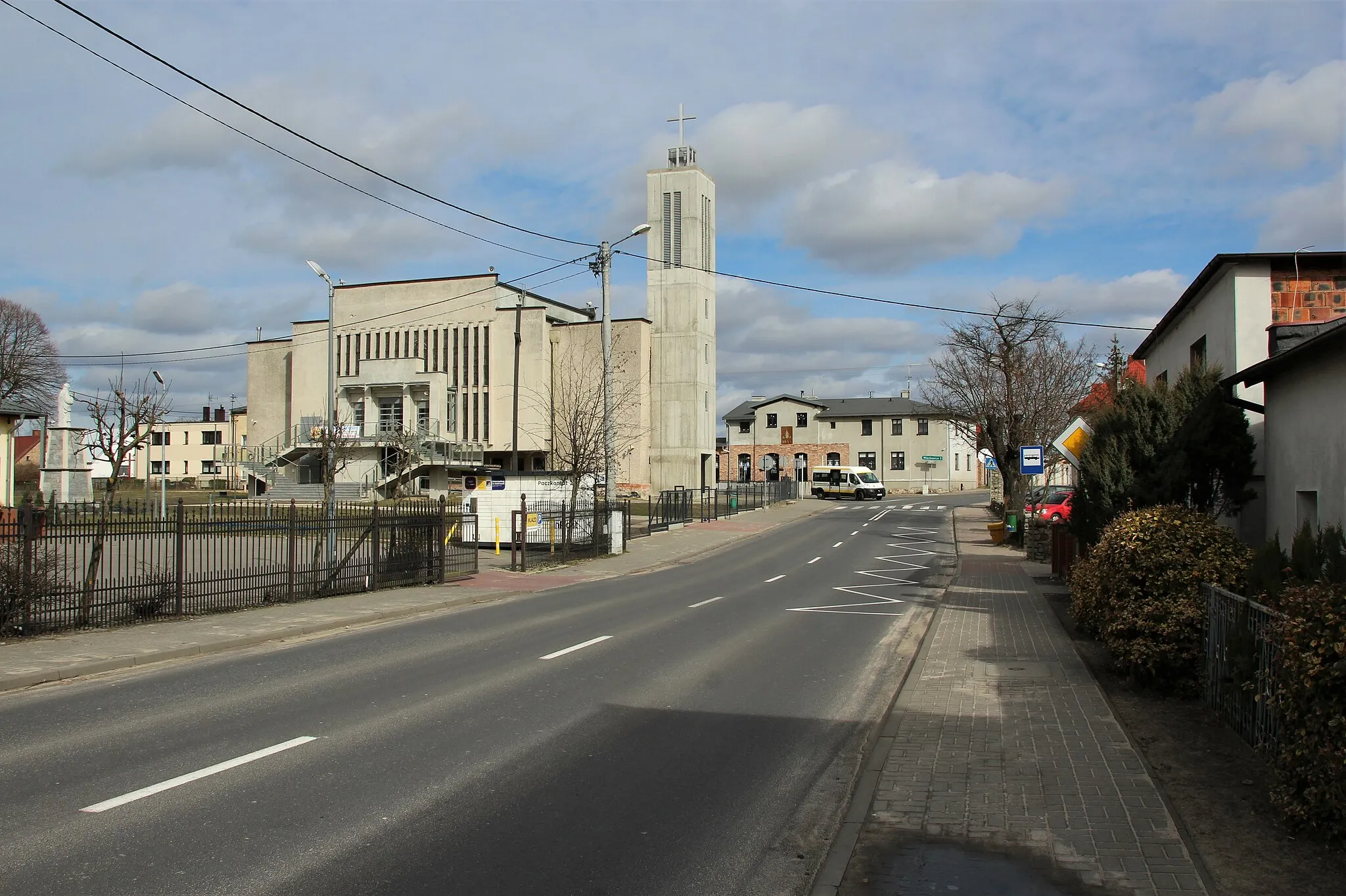 Photo showing: kościół w Dopiewie – widok ogólny i przystanek autobusowy Dopiewo/Kościół