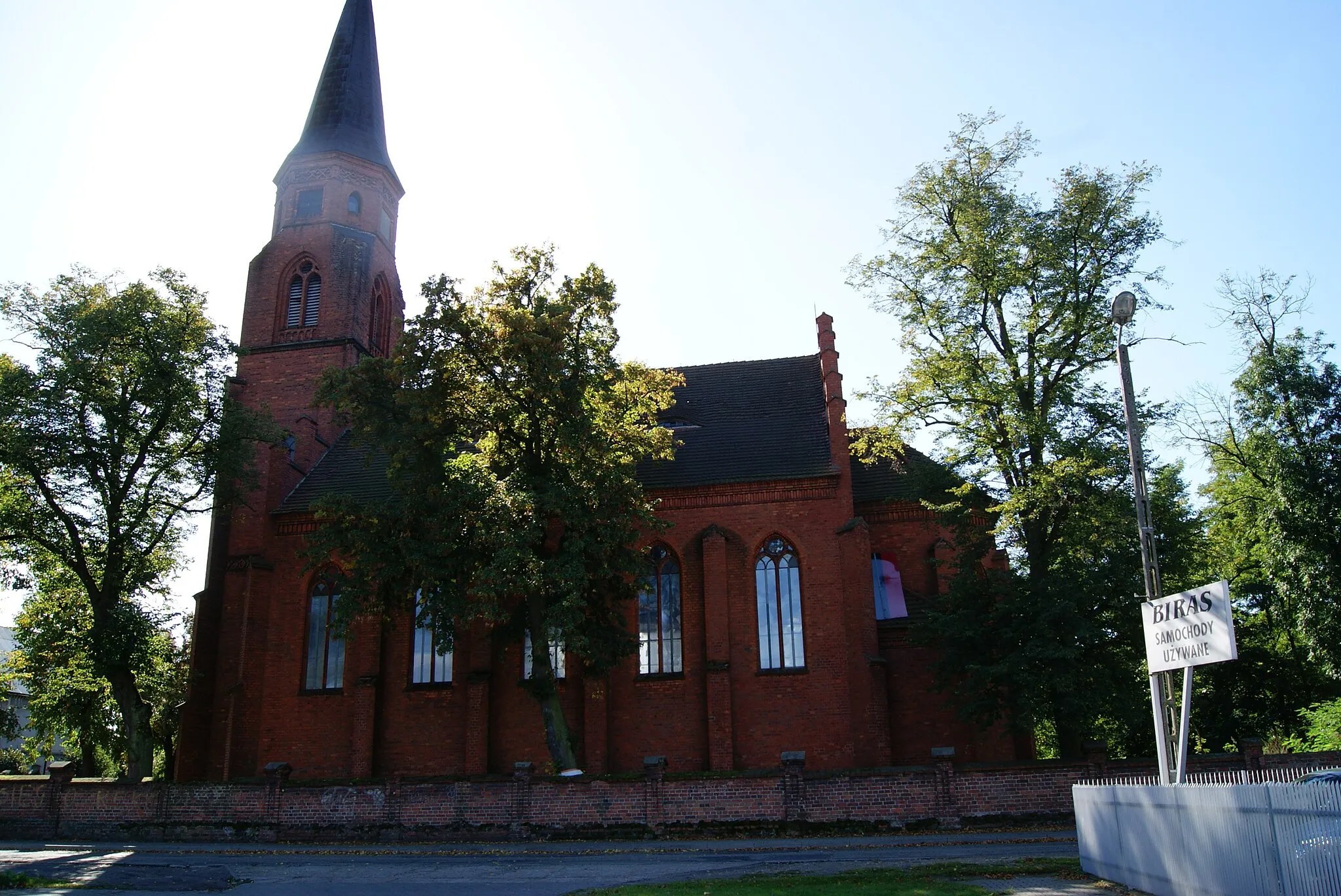 Photo showing: Grabów nad Prosną, ul. Kaliska 31 - dawny kościół ewangelicki z 1887 r., widok od strony salonu samochodowego (zabytek nr 710/Wlkp/A)