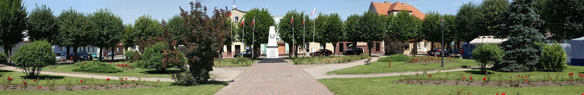 Photo showing: Książ Wielkopolski, Polska. Panorama placu w centrum miasta.