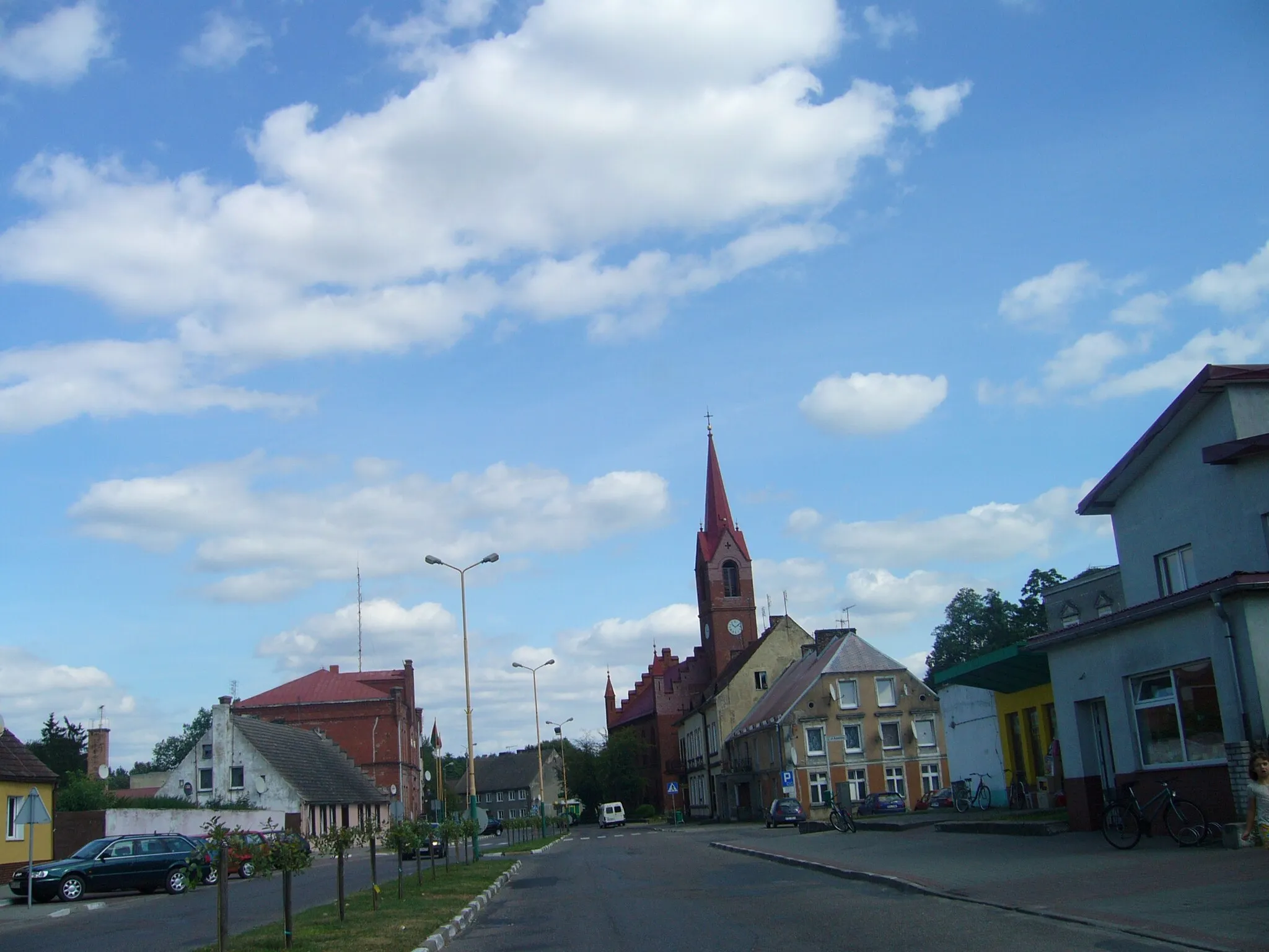 Photo showing: hen w oddali  kościół Matki Bożej Od Wygnania Niewolników