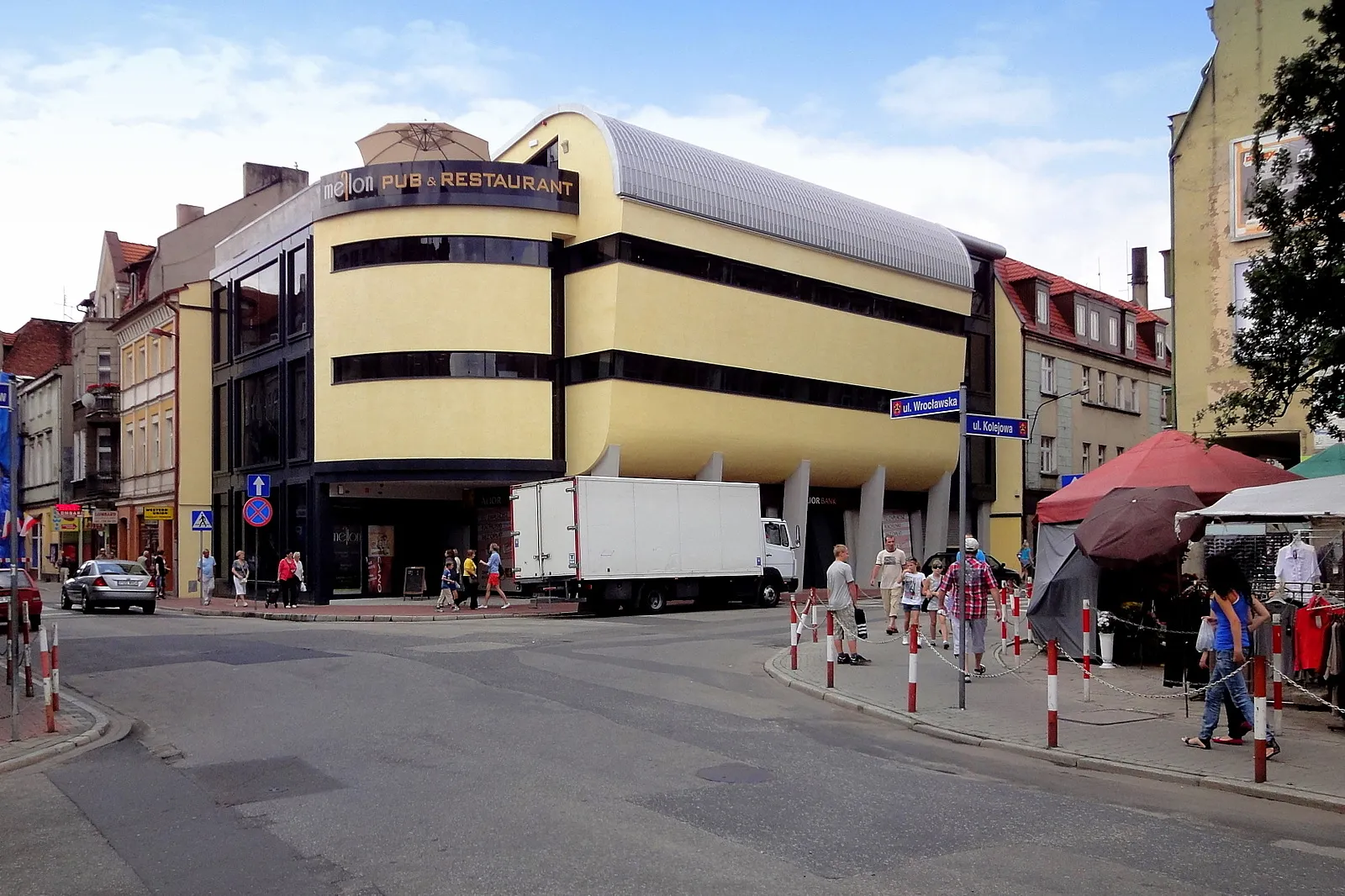 Photo showing: nowoczesny budynek usługowy u zbiegu ul. Wrocławskiej i ul. Kolejowej w Ostrowie Wlkp. Projekt: Pracownia Projektowa Artura Morysona z Wrocławia