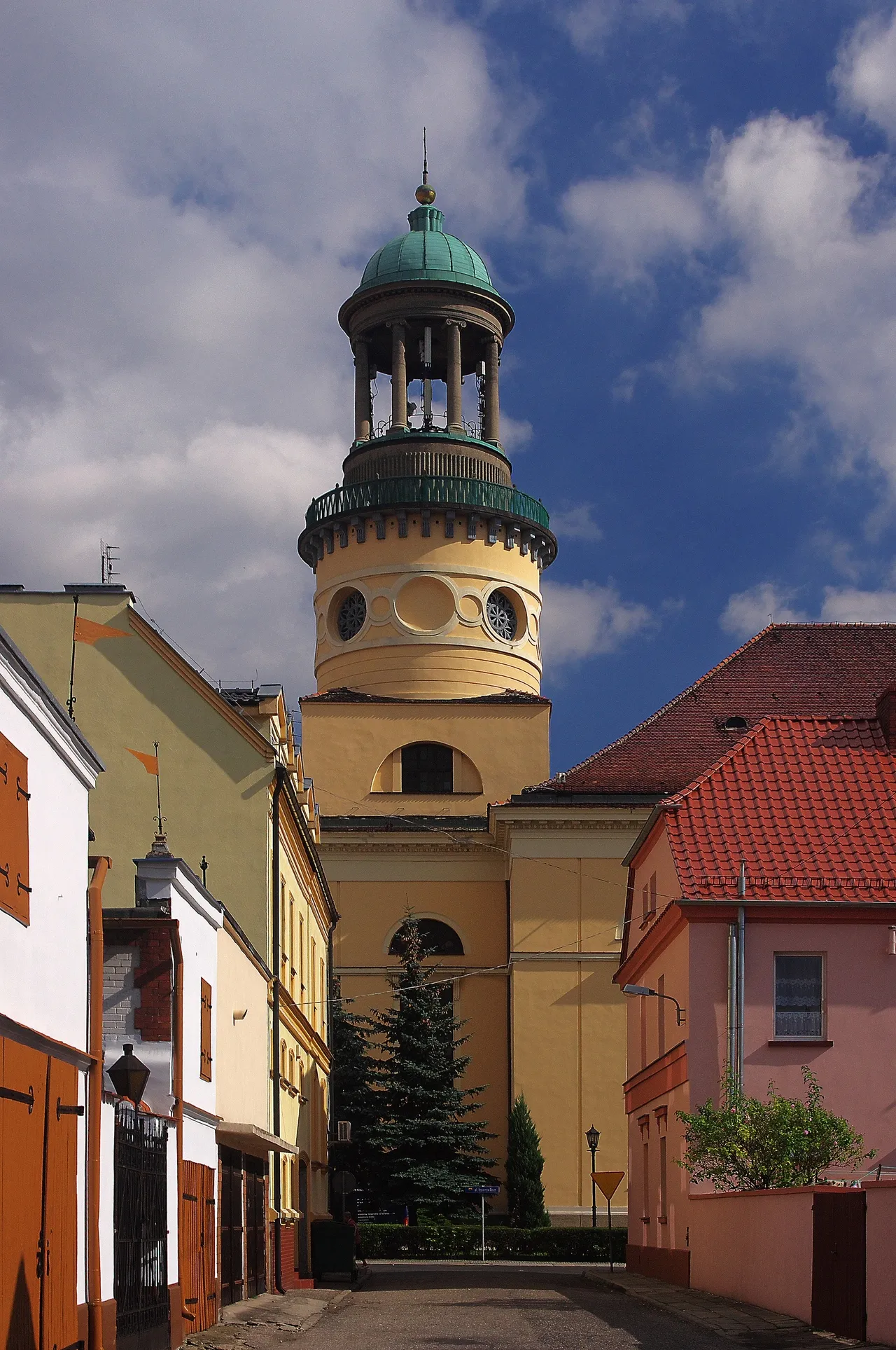 Photo showing: Rawicz, ul. Buszy - dawny kościół ewangelicki, obecnie rzymskokatolicki pw. św. Andrzeja Boboli z 1808, 1915 r. Prostokątna wieża, która jest zwieńczona kopułą wspartą na konsolkach oraz z wysoką kolumnową latarnią. (zabytek nr 375/Wlkp/A)