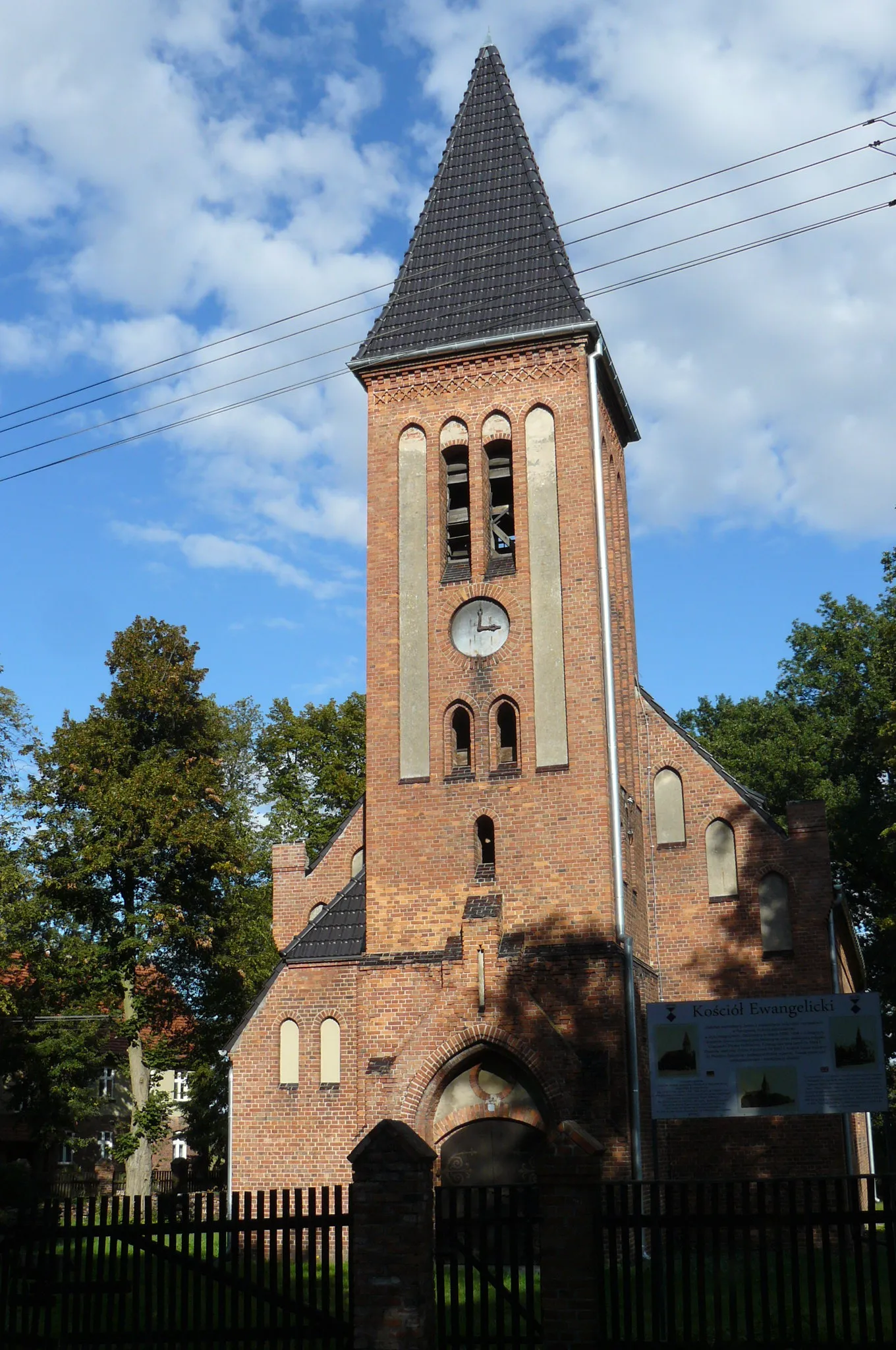 Photo showing: Kościół poprotestancki w Ryczywole po odbudowie hełmu.