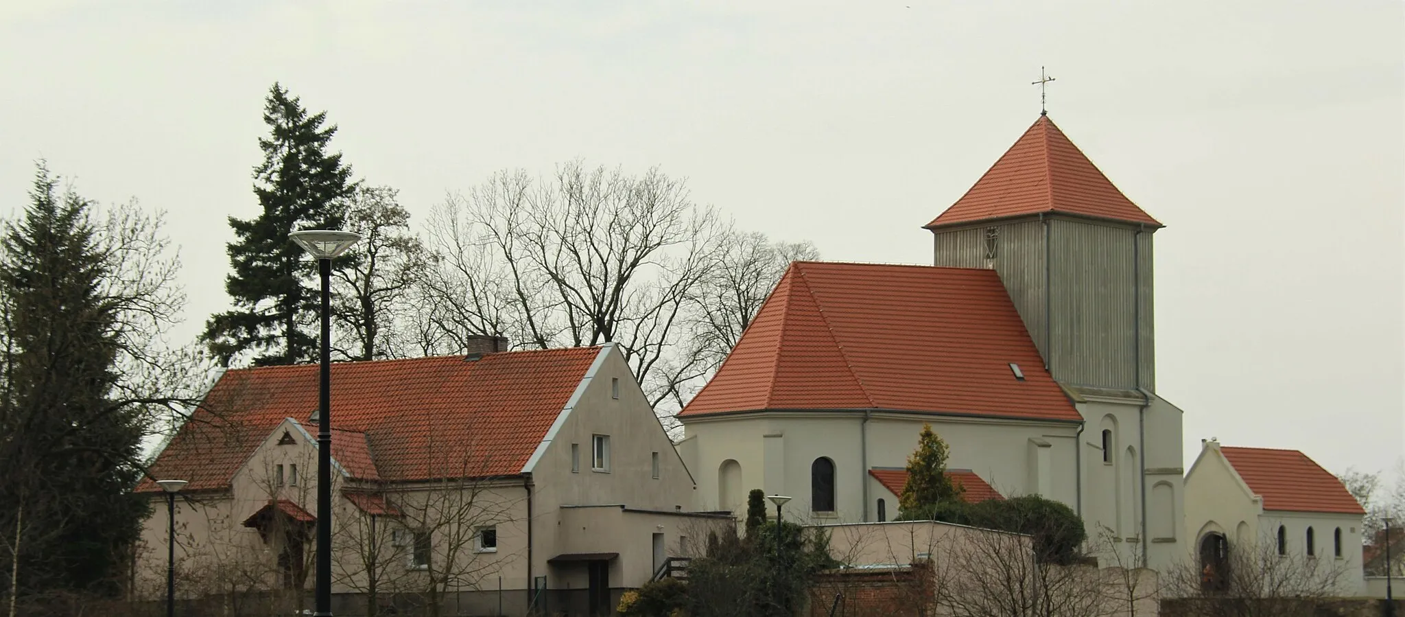 Photo showing: Kościół Wszystkich Świętych w Tarnowie Podgórnym, widok od strony parku 700-lecia