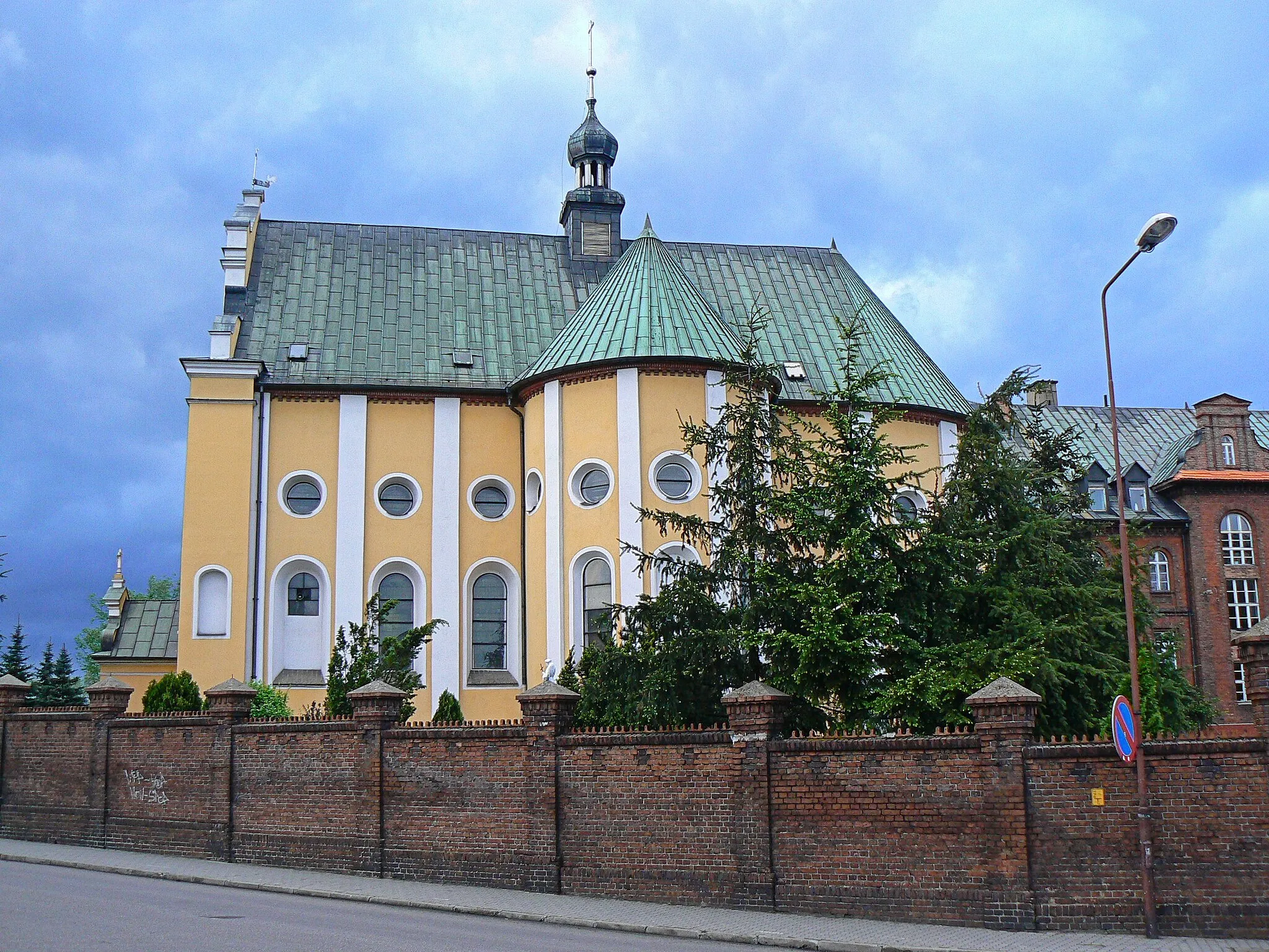Photo showing: Kościół klasztorny oo. Franciszkanów - widok z boku