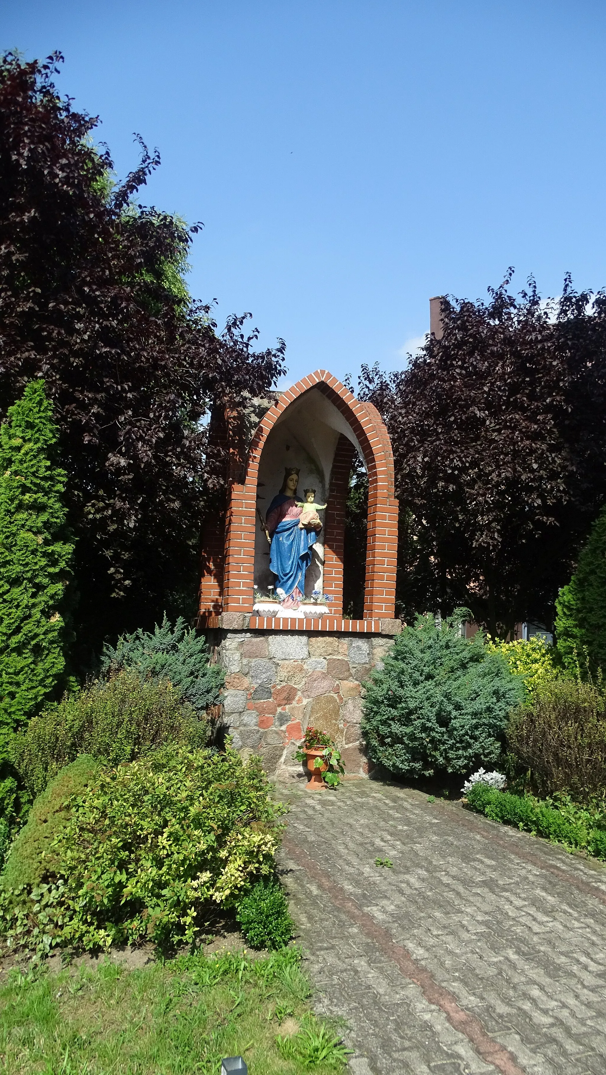 Photo showing: Kapliczka Matki Bożej przy kościele Matki Bożej Wspomożenia Wiernych w Baniach