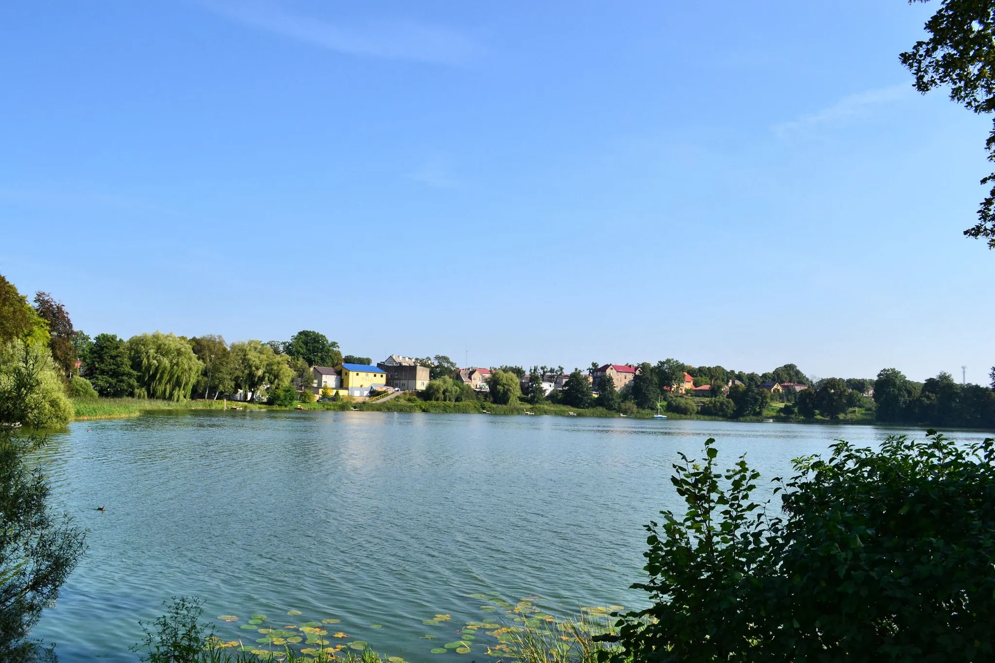 Photo showing: Jezioro Starzyca oraz zabudowania Chociwla