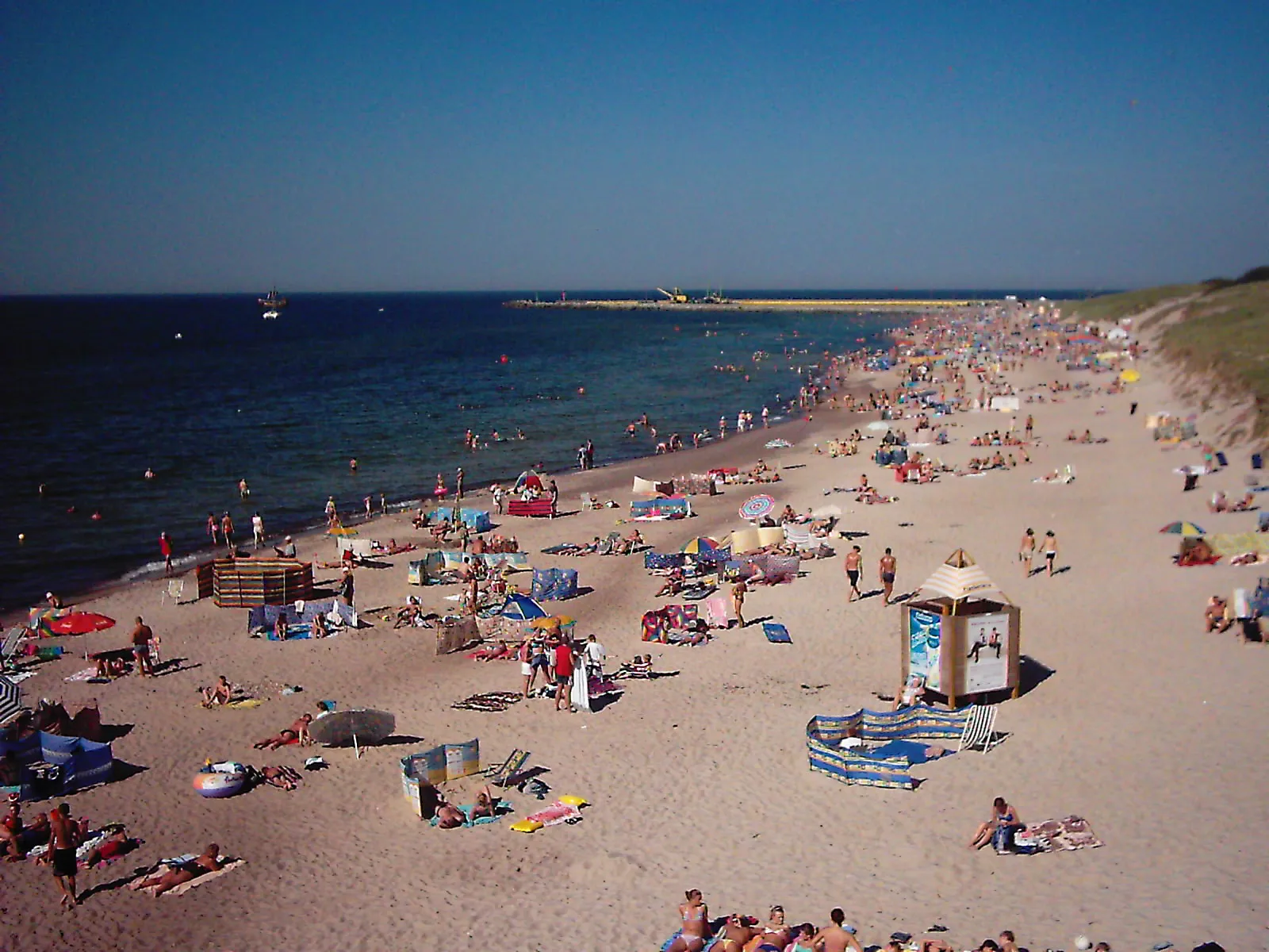 Photo showing: Plaża w Darłówku. Data: sierpień 2005. Autor: Kac_zoR

Beach in Darlowko, Poland. Date: august 2005. Author: Kac_zoR