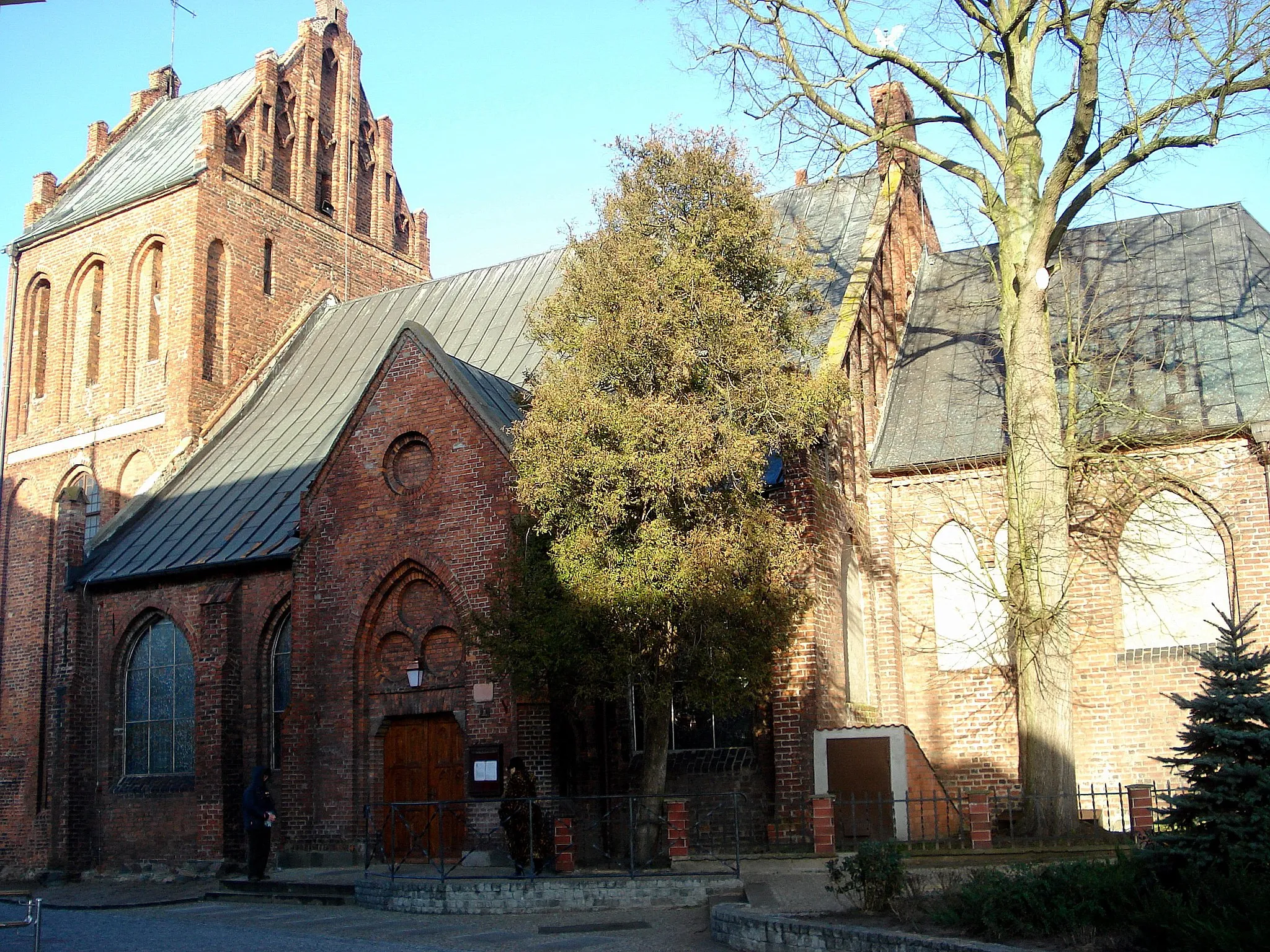 Photo showing: Karlino, kościół elewacja południowa, autor zdjęcia StaraWiedzma, 11.03.2007 r.