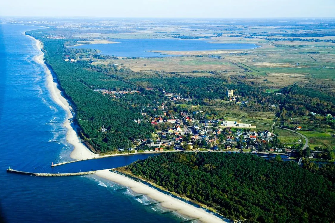 Photo showing: Bird's-eye view on East side of Mrzeżyno and seaport, (Poland)