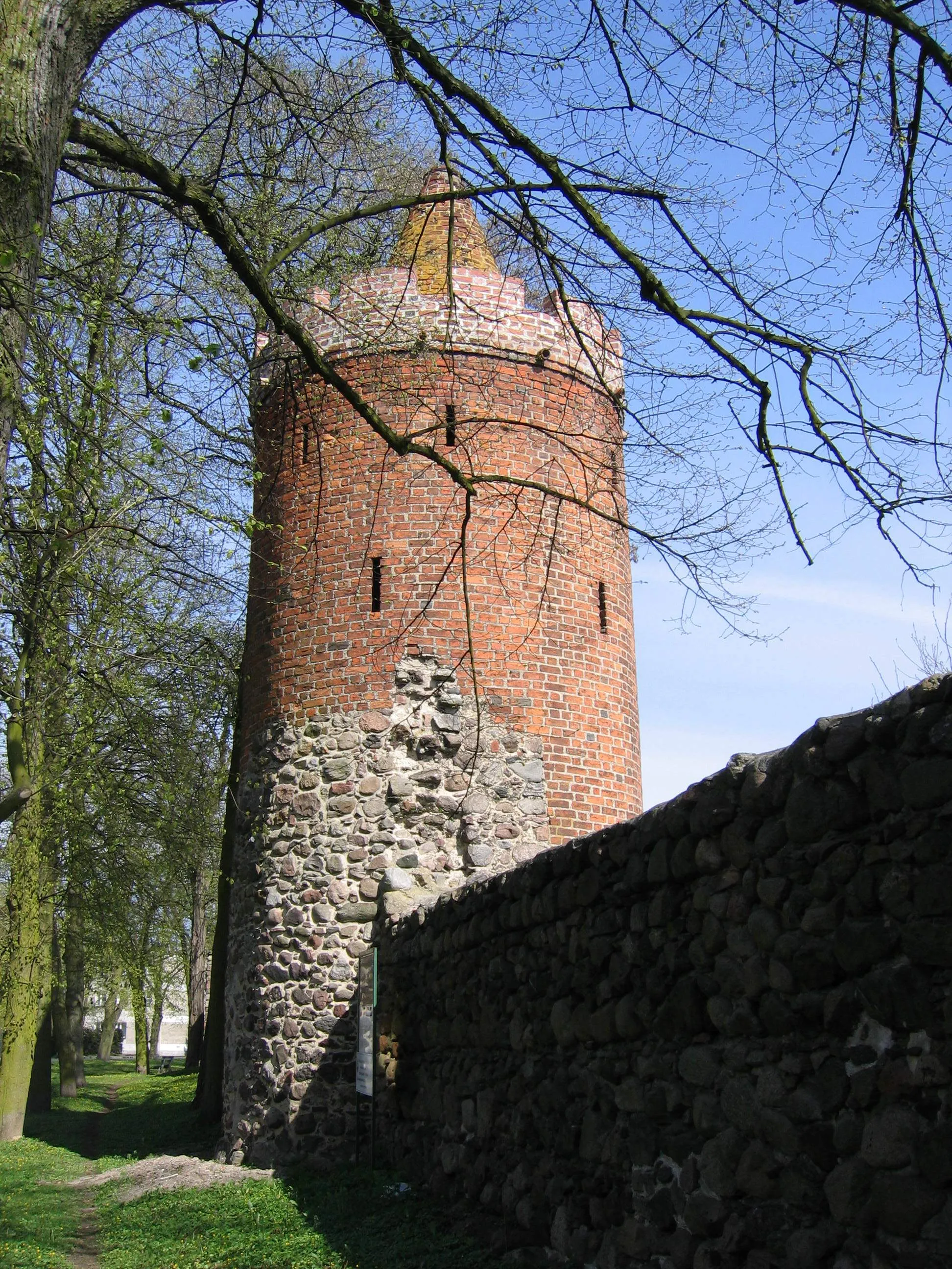 Photo showing: Trzcińsko-Zdrój - Baszta Wielka Prochowa w zespole obwarowań miejskich