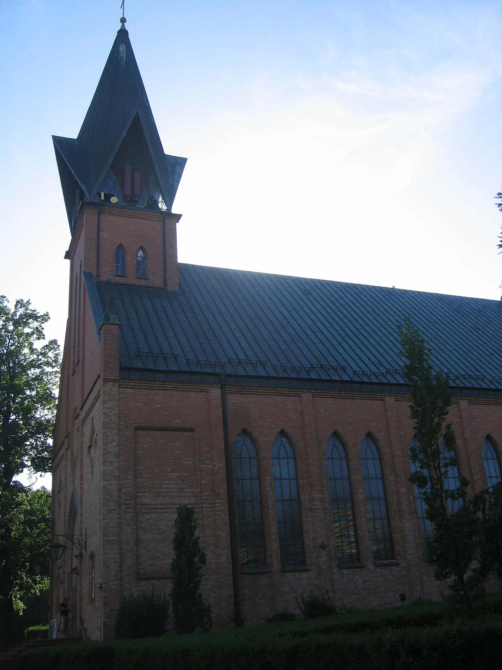 Photo showing: Ustronie Morskie‎, Heilig-Kreuz-Kirche, Ostansicht