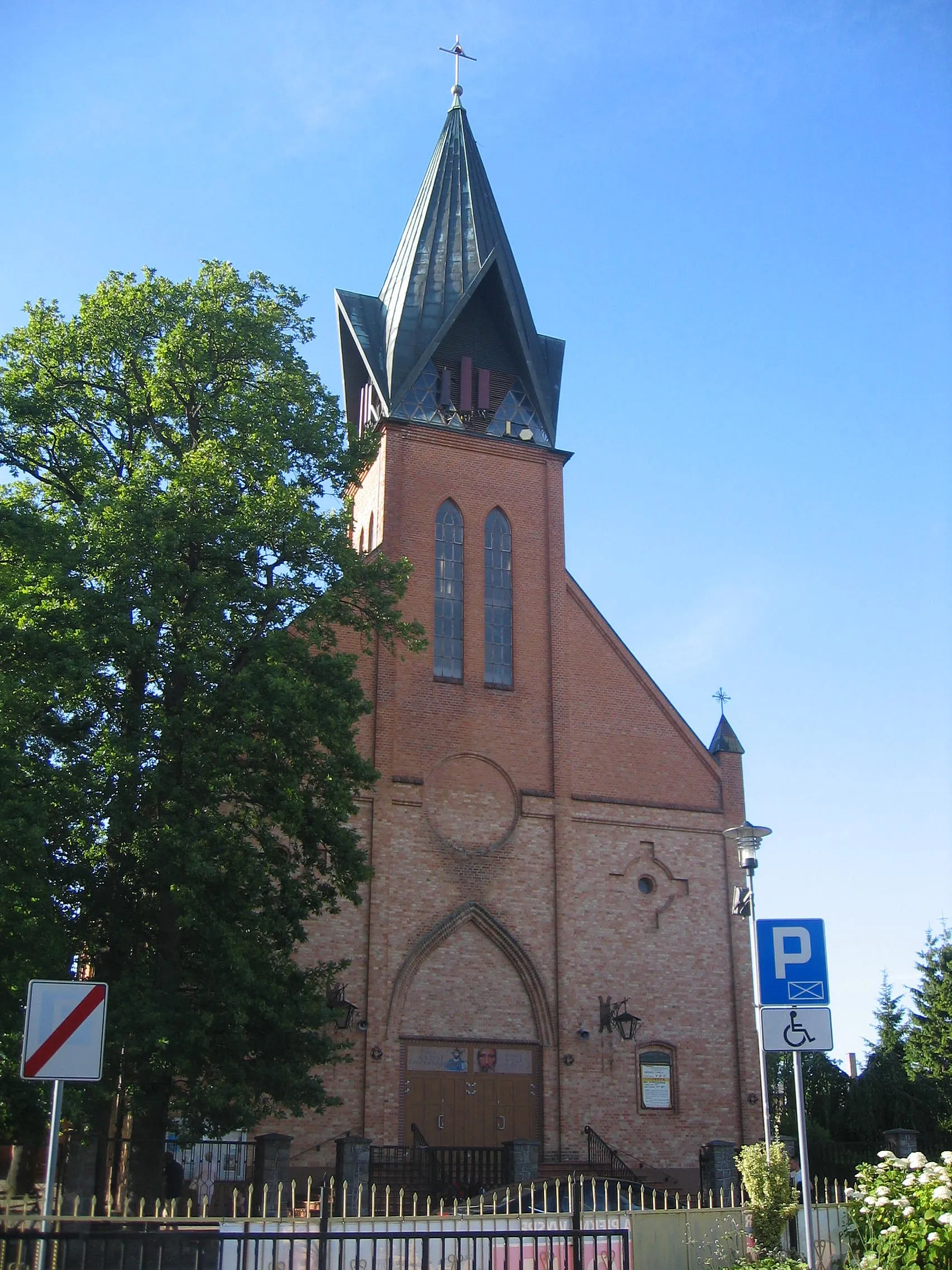 Photo showing: Ustronie Morskie‎, Heilig-Kreuz-Kirche, Südansicht (über die ul. Bol. Chrobrego hinweg)