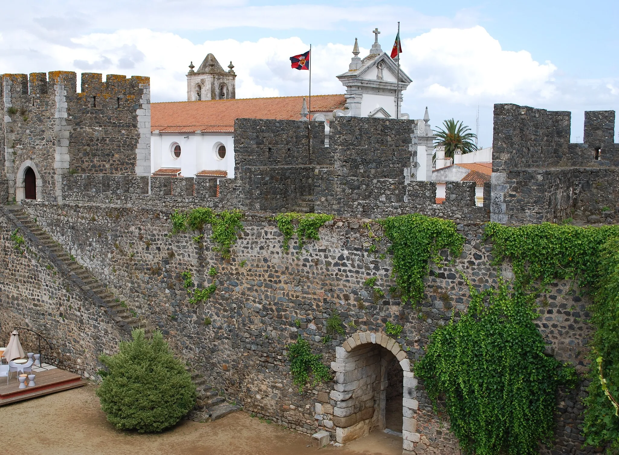 Photo showing: Muralha interior do Castelo de Beja