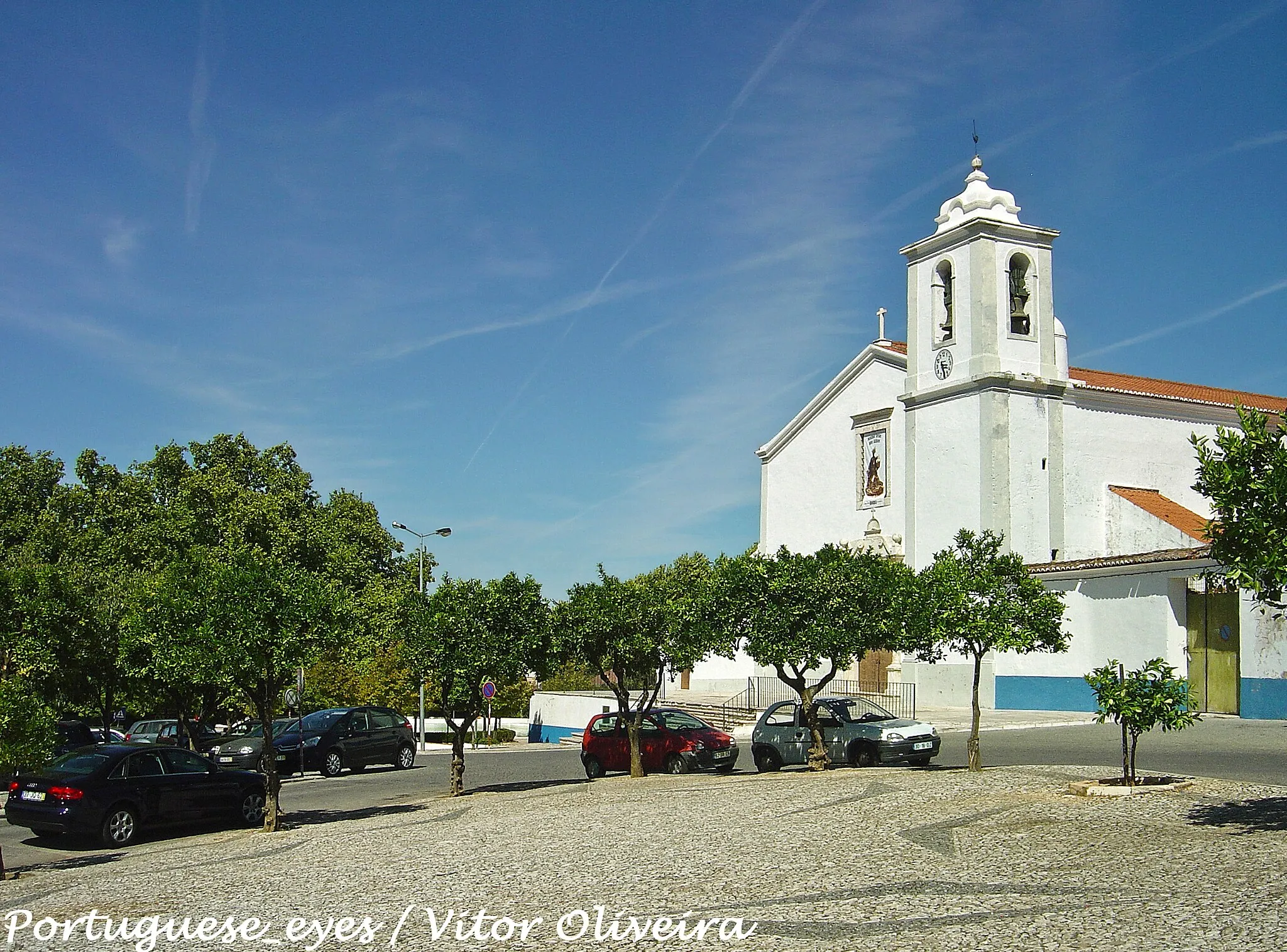 Photo showing: A primitiva Igreja de Santa Maria foi fundada no interior do Castelo de Borba em 1260 e entregue pelo rei D. Afonso III à Ordem Militar de Avis. No entanto, em 1420, D. Fernão Rodrigues de Sequeira mandou construir uma nova igreja na sua actual localização, por aí ter aparecido, num bosque de sobreiros, a imagem da Virgem Maria. Em 1560, o Cardeal D. Henrique mandou reconstruir a actual igreja, seguindo o modelo da Igreja de santo Antão de Évora.
Informações Adicionais
No seu interior existem dez capelas. Cada uma delas pertencia a uma irmandade e, todas elas, possuem contributos artísticos dos séculos XVII e XVIII. A mais bela das capelas é, sem dúvida, a Capela das Almas, toda ornamentada, com três altares em mármore e pinturas de José de Sousa de Carvalho. Também merece destaque a Capela do Santíssimo Sacramento, que pertencia à mais importante irmandade da vila de Borba, à qual apenas a nobreza podia pertencer. Esta capela encontra-se decorada com azulejos da Real Fábrica do Rato e com uma tela da autoria do pintor José de Sousa de Carvalho.

http://www.cm-borba.pt/pt/conteudos/o concelho/historia/igreja matriz/igreja matriz.htm" rel="nofollow">www.cm-borba.pt/pt/conteudos/o%20concelho/historia/igreja...

See where this picture was taken. [?]