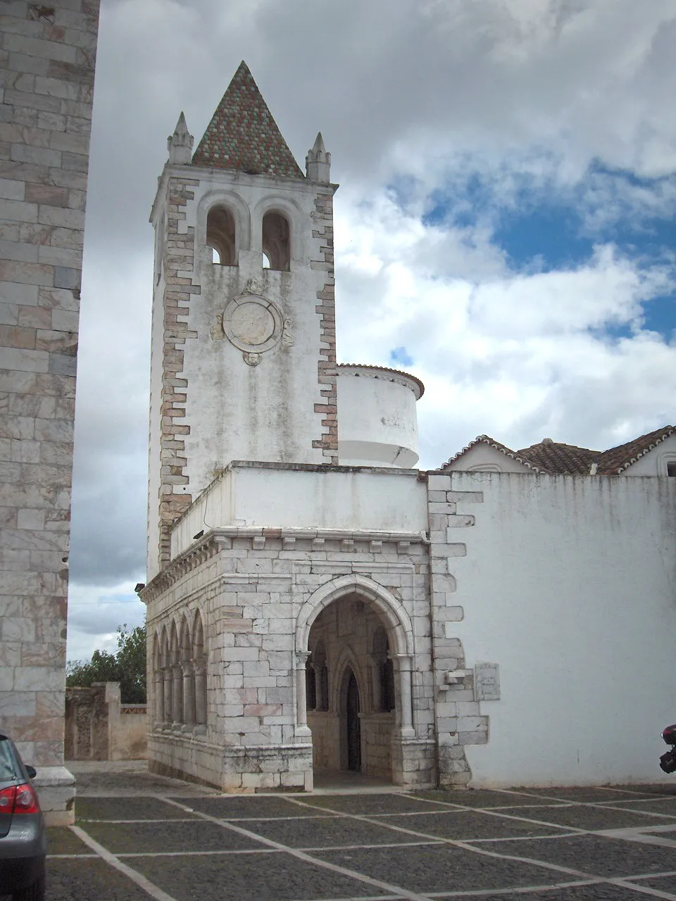 Photo showing: Chapel of Saint Isabel; Tower of the Three Crowns (Torre das Três Coroas), Estremoz, Portugal