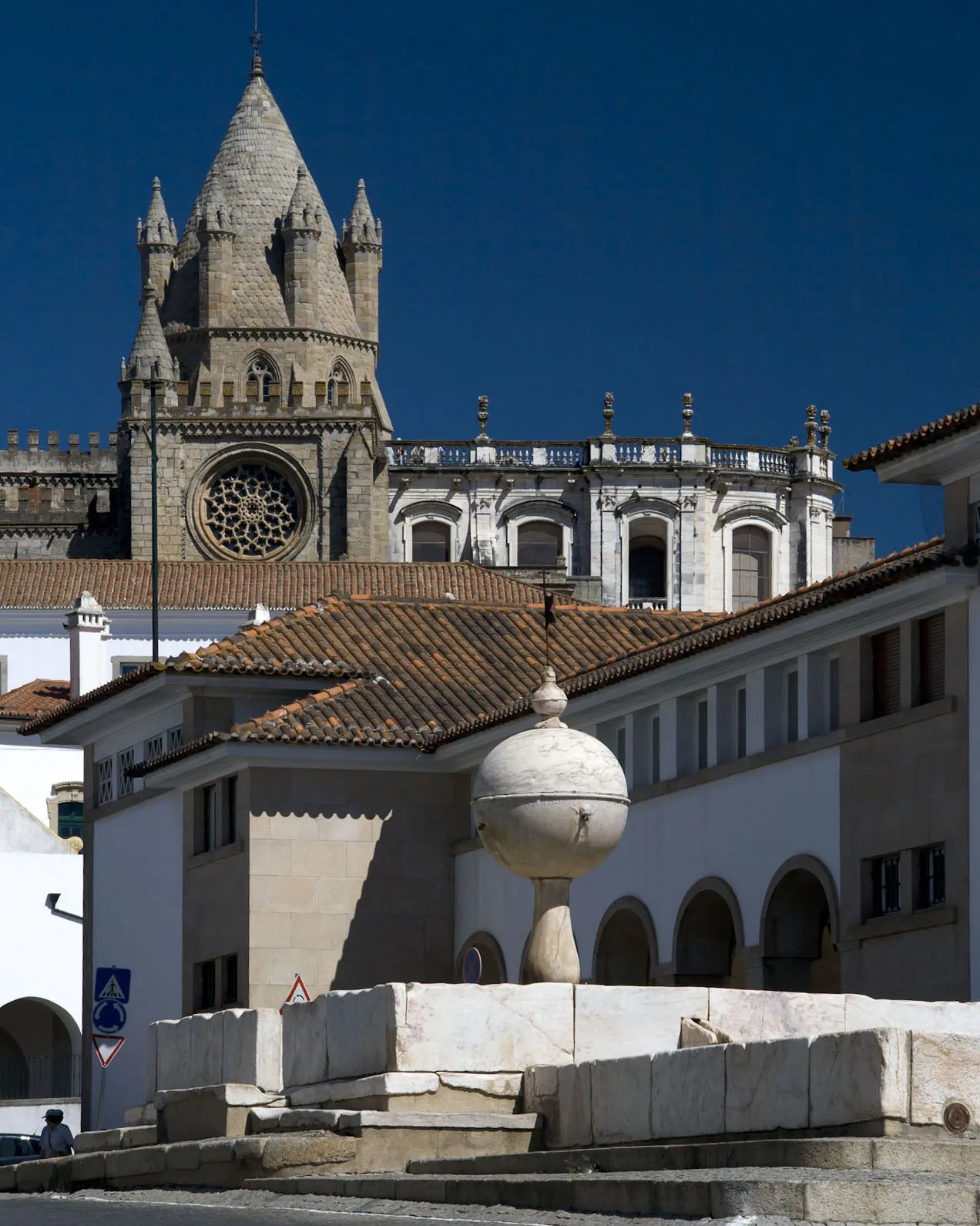 Photo showing: Evora Cathedral and fountain in Largo das Portas de Moura