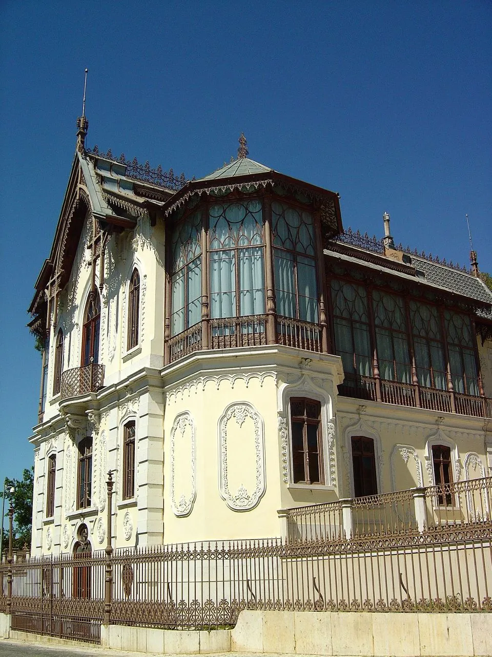 Photo showing: Inserido num terreno ajardinado da propriedade que tinha na Golegã, Carlos Relvas mandou construir um bonito edifício, onde se combinam o ferro e o vidro, muito ao gosto do Romantismo, que seria o seu atelier e onde viria a dedicar grande parte do tempo à sua paixão pela fotografia.
Nas numerosas salas que fez corresponder às diversas fases da fotografia, desde os preparados químicos aos "retoques" finais e cenários montados, Relvas guardou os aparelhos mais avançados do seu tempo adquiridos no estrangeiro, expôs técnicas de revelação, coleccionou artigos e estudos portugueses e internacionais, estudou e divulgou o processo da fototipia, em que se notabilizou, reuniu um espólio do maior interesse para todos os amadores e profissionais que se interessam pela fotografia.
Pondo a nova técnica ao serviço da arte, Carlos Relvas deixou-nos documentos fotográficos de muitos dos aspectos do Portugal do séc. XIX.
Escritores, políticos, gente do povo, monumentos, igrejas, aldeias, toda uma sociedade e forma de estar do Séc. XIX português ficou gravado pelo olhar da sua objectiva, ora com uma visão acutilante do real, ora retirando à fotografia o carácter de verdade nua e crua que os desenvolvimentos da época proporcionavam. www.visitportugal.com/NR/exeres/F85B5148-7405-49EA-B9A9-B...

See where this picture was taken. [?]