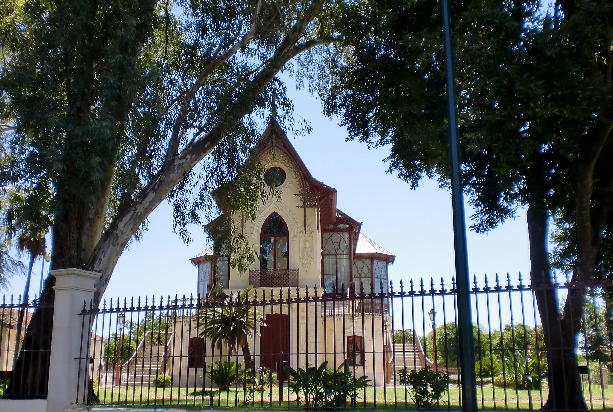 Photo showing: Carlos Relvas' House of Photography in Golegã, Portugal. The house, with influences from Romanticism period (see en:Gothic Revival architecture), parcially covered with Revival architectural elements and containing a total of 33.636 kg og iron, had its construction initiated in 1872. The architect was Henrique Carlos Afonso of Lisbon.