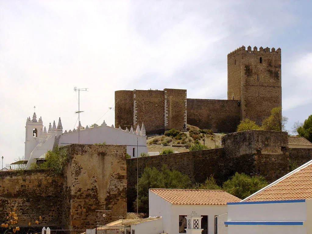 Photo showing: Mértola castle and main church in Portugal