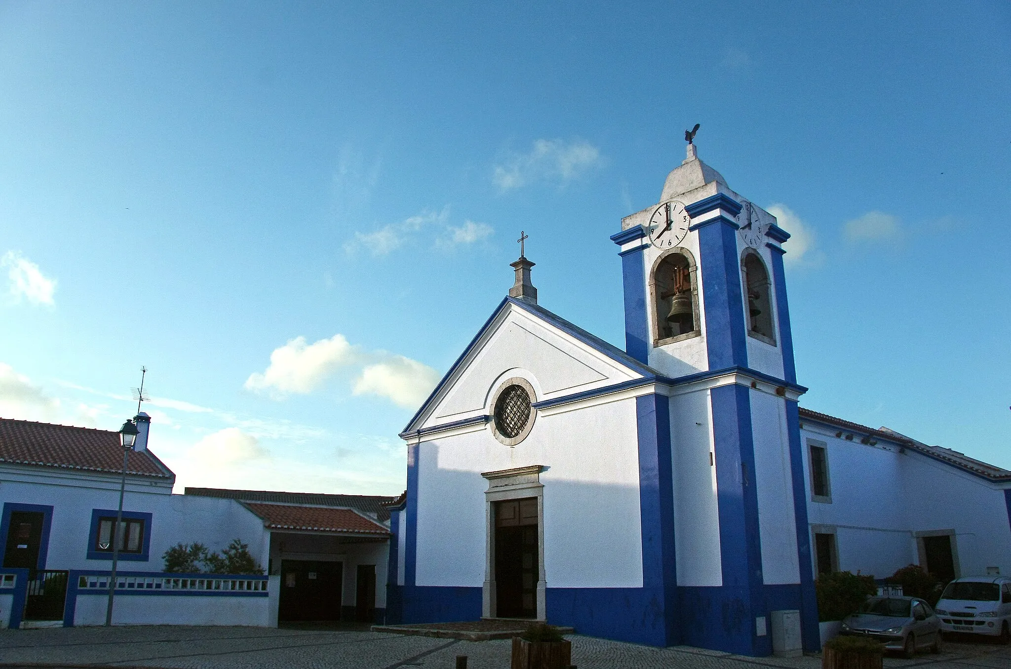 Photo showing: Igreja de planta longitudinal escalonada, composta por nave, capela-mor e camarim. Arquitetura religiosa, maneirista, pombalina, popular, ao estilo alentejano. Uma curiosidade são as torneiras adornadas com peixes no lavabo da sacristia. igreja matriz de são teotónio odemira