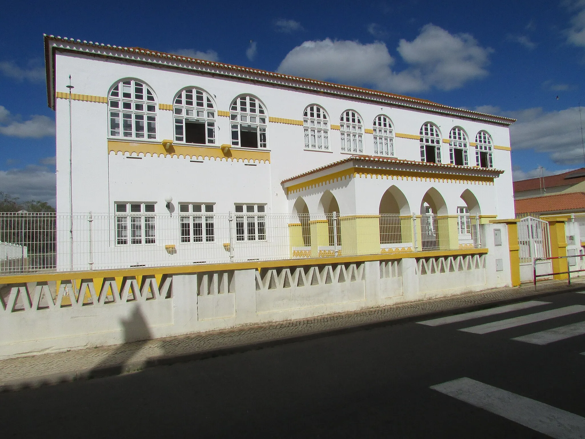 Photo showing: A school building located on the Rua do Alto do Palmeiral within the town of Algoz, Algarve, Portugal.