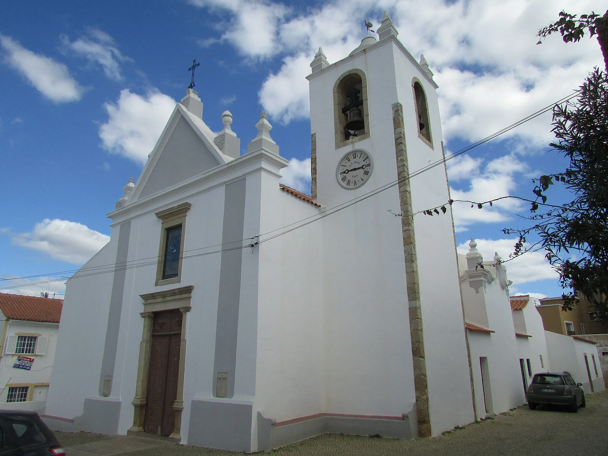 Photo showing: The south west corner of Algoz main Parish church located in the town of Algoz, Algarve, Portugal.