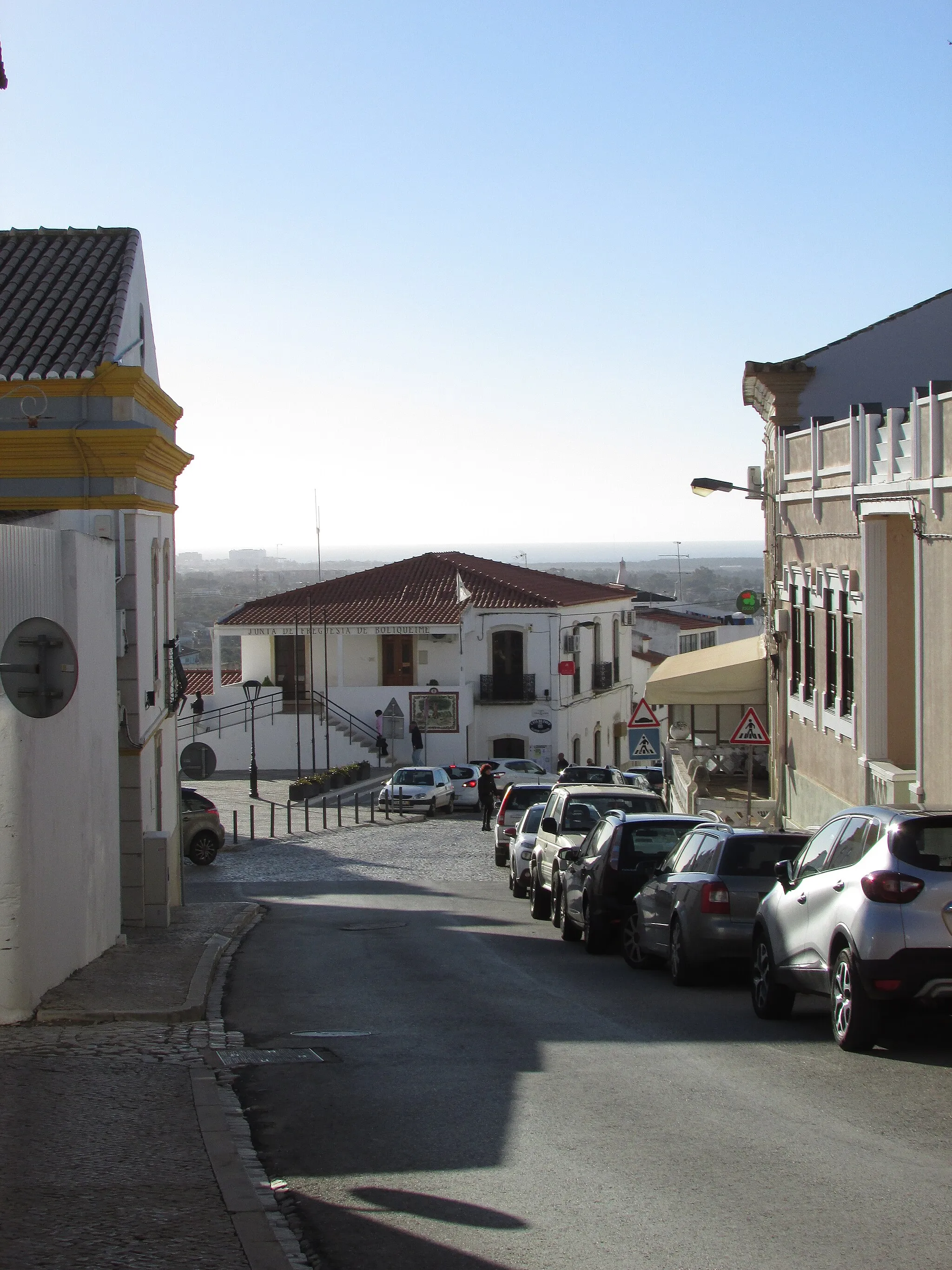 Photo showing: Looking southwards along Rua Dr João Batista Ramos Faísca in the village of Boliqueime, Algarve, Portugal.
