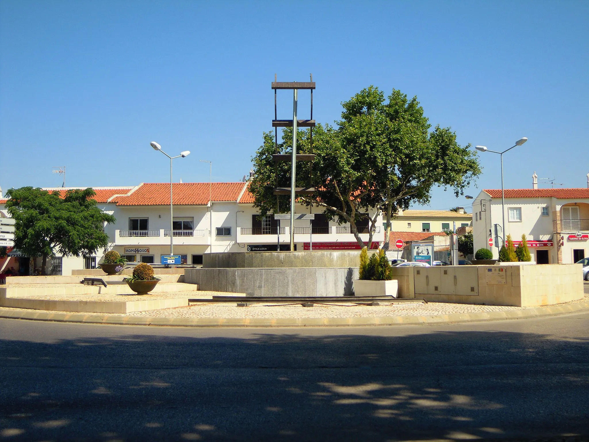Photo showing: The Railway roundabout is at the centre of Largo das Ferreiras in the centre village of Ferreiras Albufeira, Algarve, Portugal.