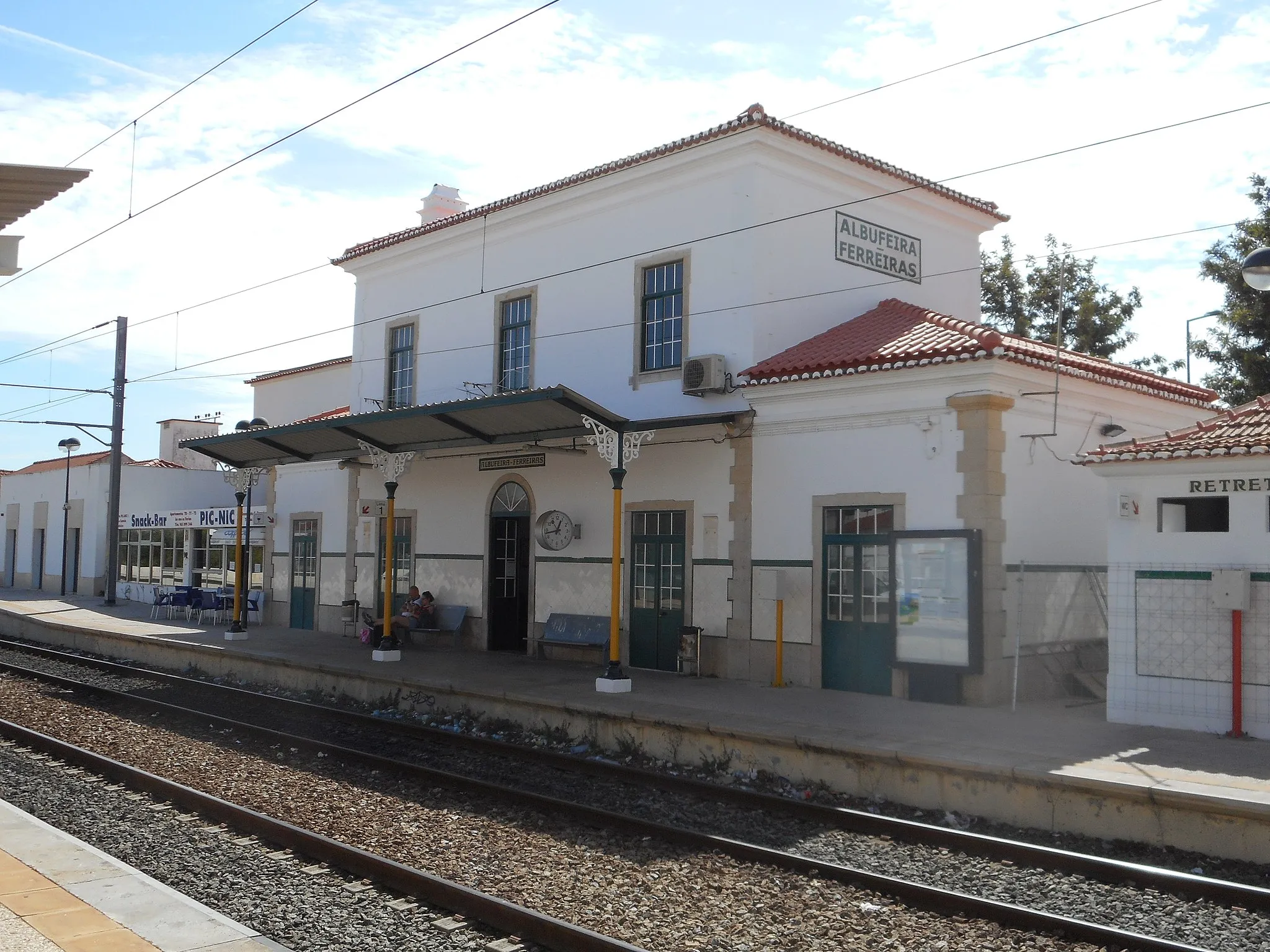 Photo showing: The Albufeira/Ferreira railway station, located in the village of Ferreira, Albufeira, Algarve,Portugal. This view is from the north western side of the railway lines