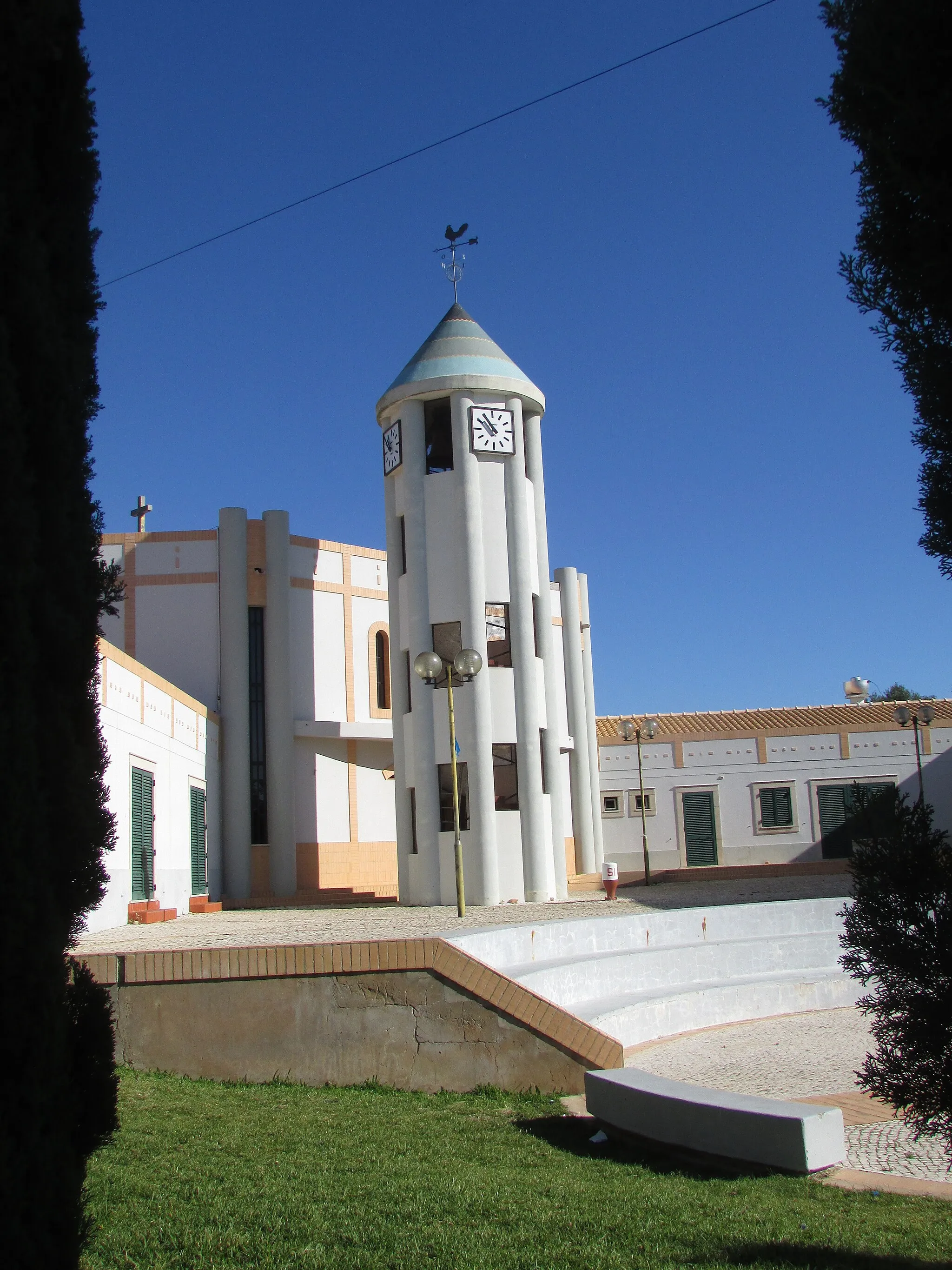 Photo showing: The bell tower of the Parish Church of São José de Ferreiras (Igreja Paroquial de São José de Ferreiras) in the village of Ferreiras Albufeira, Algarve, Portugal.