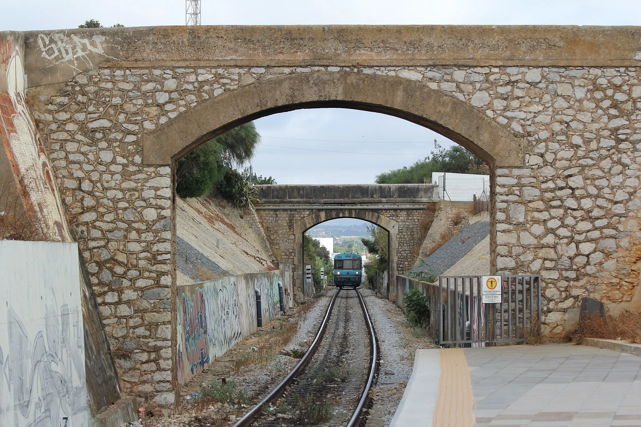 Photo showing: A train (train type 450) approaching Fuseta A station, Portugal.