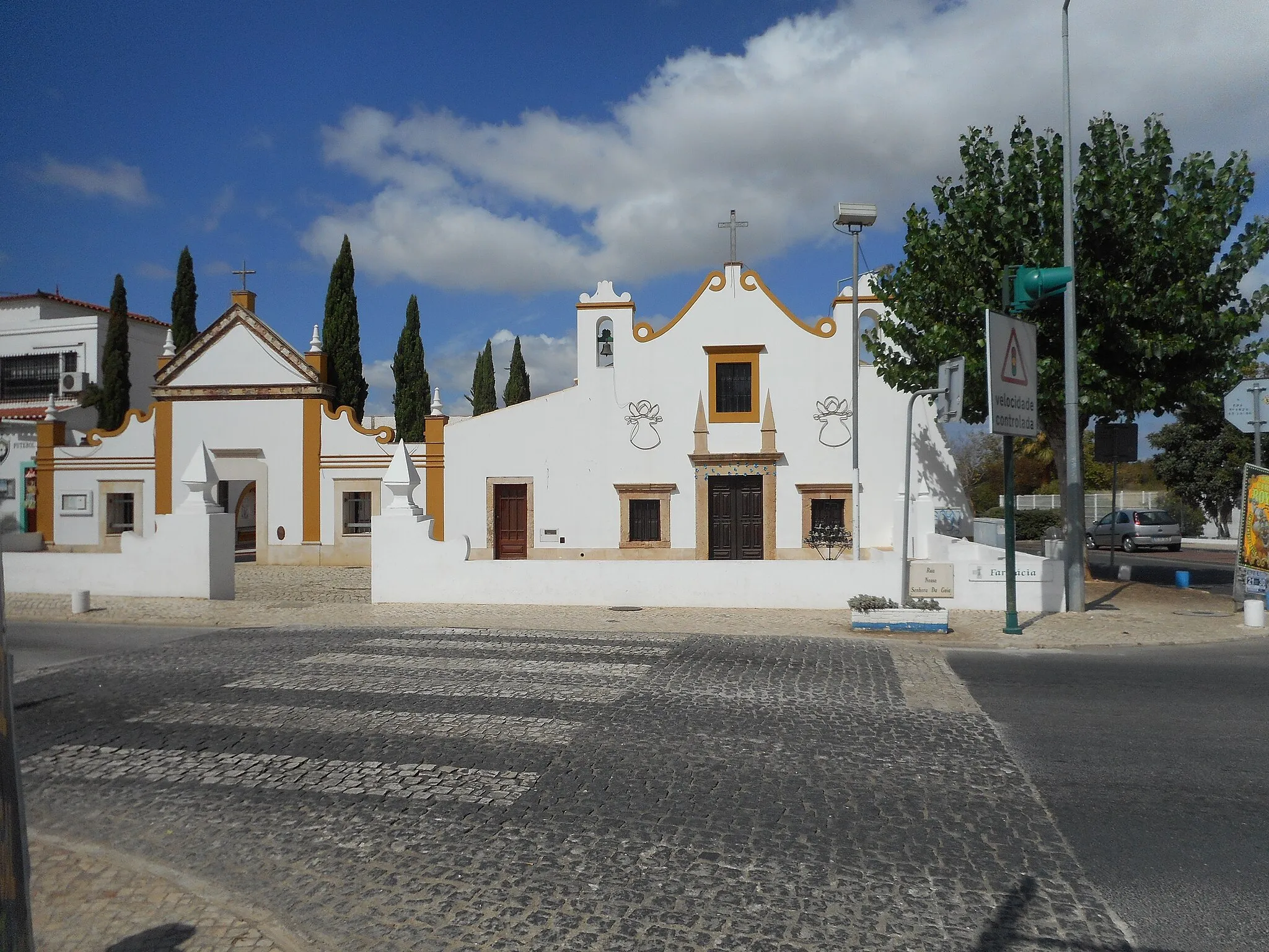 Photo showing: Capela de Nossa Senhora da Guia is located on the Rua da Liberdade within the  town of Guia, Algarve, Portugal. There is evidence to show that there has been a place of worship located here before the 16 century. The church that stood here before 1755 was badly damaged and much of it collapsed during the 1755 earthquake. Since then the building has been rebuilt and altered to the building seen today. It is considered to be a good example of ecclesiastical architecture of the Baroque Period in the Algarve.