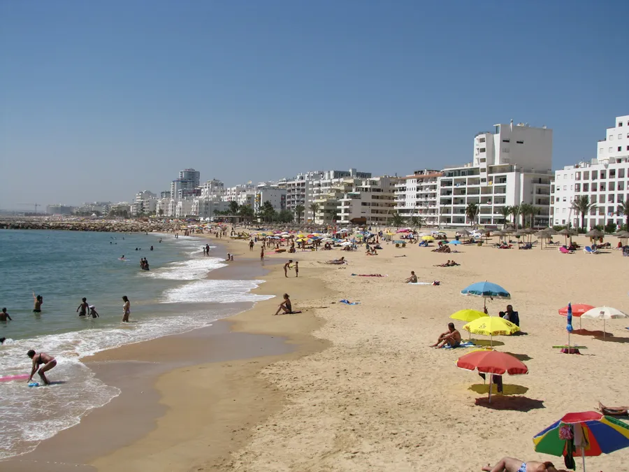 Photo showing: Praia da Gaivota at the eastern end of the town of Quarteira, Algarve, Portugal.