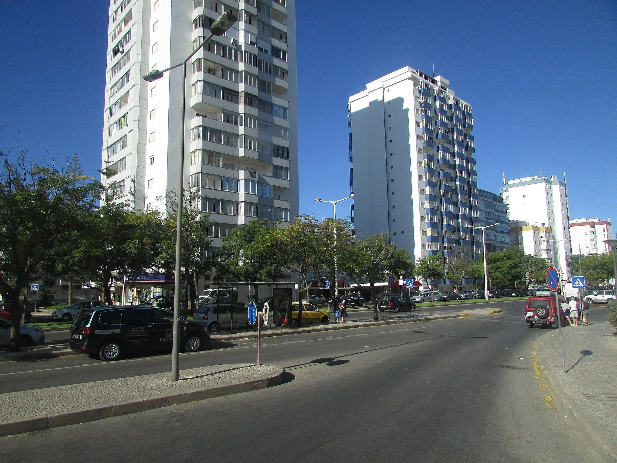 Photo showing: High rise buildings located on Avenida Dr. Francisco Sá Carneiro in the town of Quarteira, Algarve, Portugal.