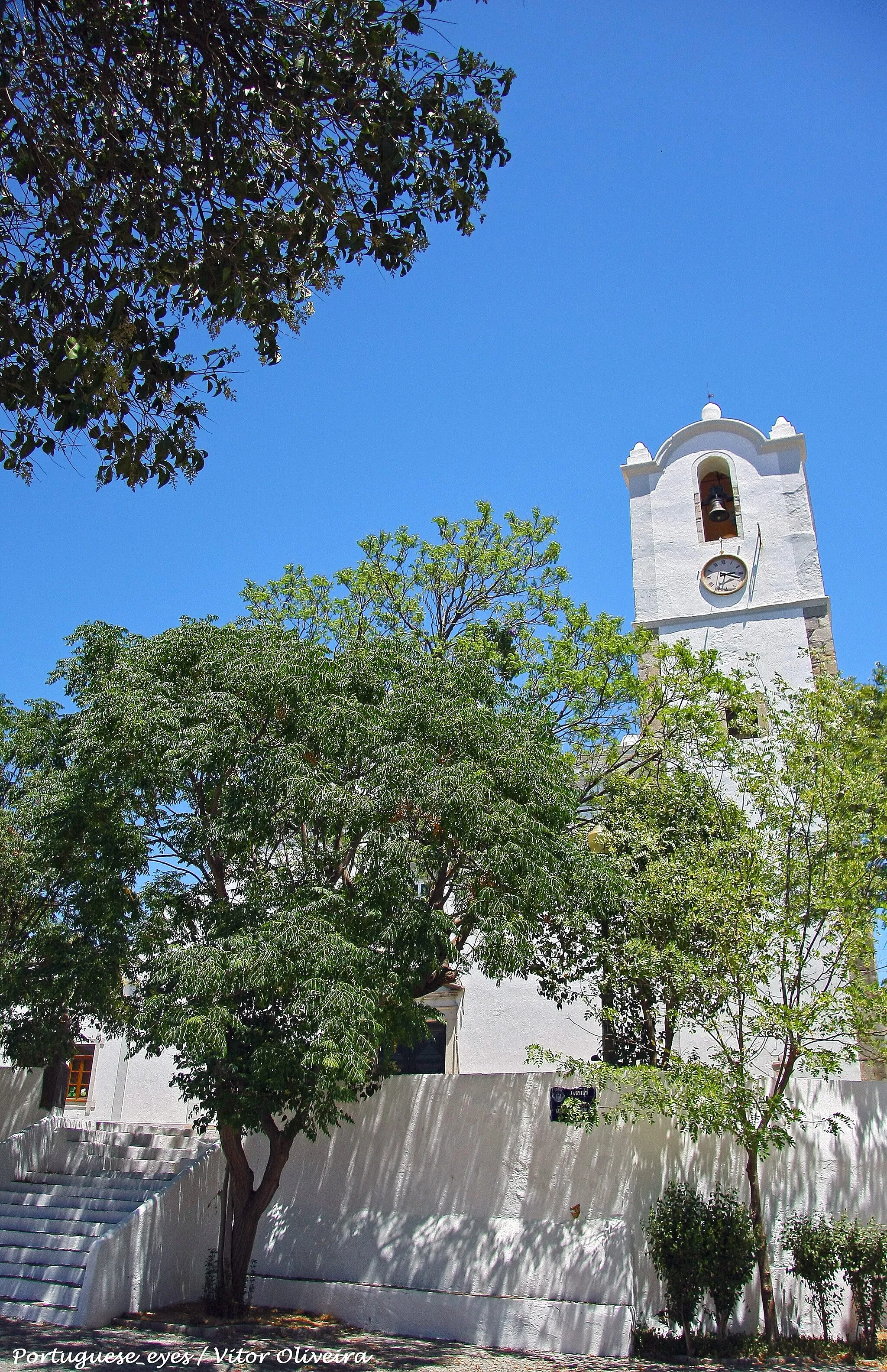 Photo showing: Igreja do séc. XV, donde se destaca o arco triunfal manuelino. Sofreu alteração com após o Concílio de Trento. Destaca-se a azulejaria de vários períodos, desde o maneirista ao rococó. O terramoto de 1755, não lhe causou muitos danos (apenas fachada e torre). turismo.diocese-algarve.pt/faro/item/212-paroquia-de-sant...