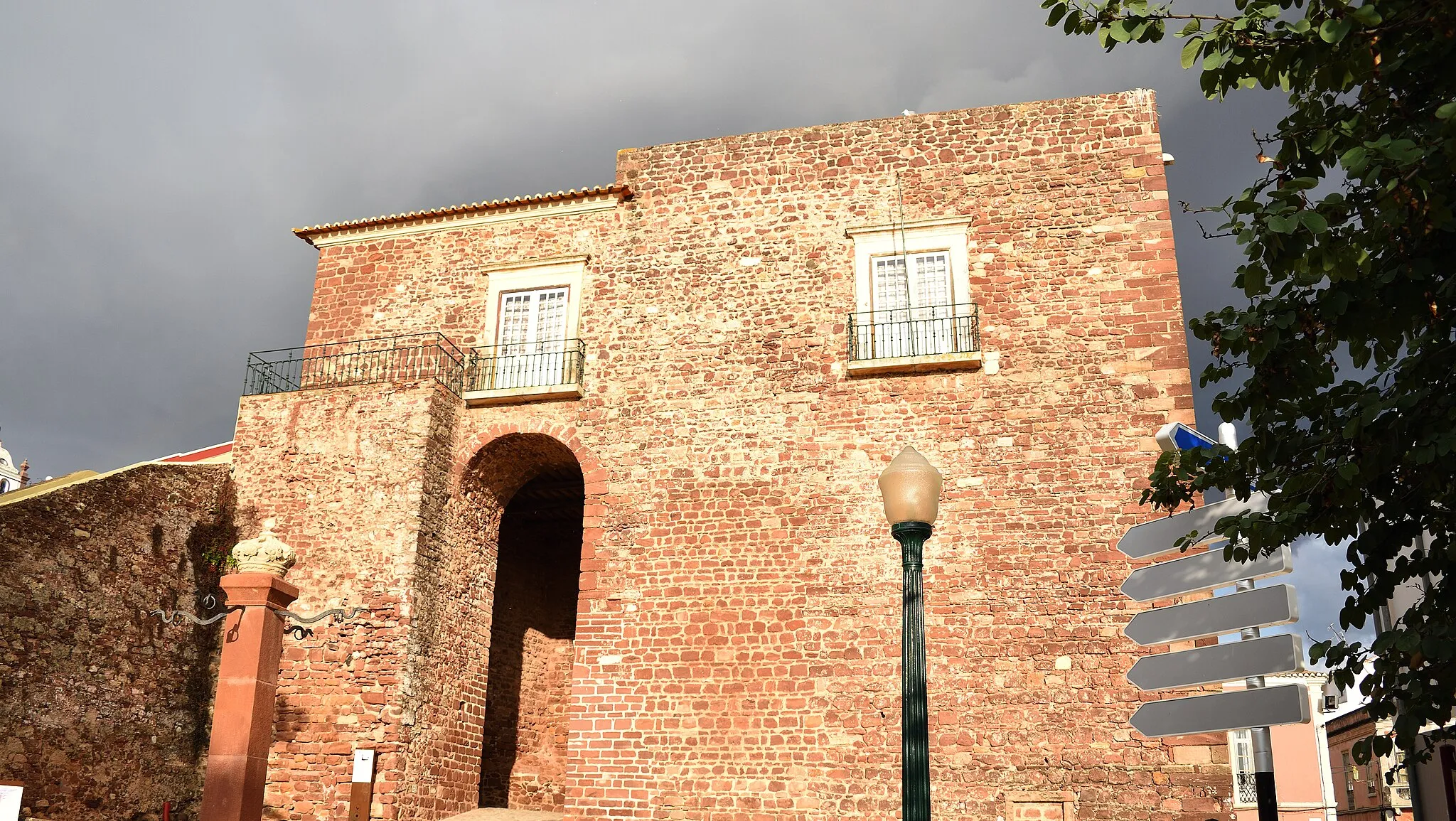 Photo showing: Porta da Cidade (City Gate), in the city of Silves, in southern Portugal. It was built after the definitive reconquer of Silves by the christians, and during several centuries was the main entrance of the town. It is also known as the Almedina Gate, located nearby, that was the main entrance during the islamic era.