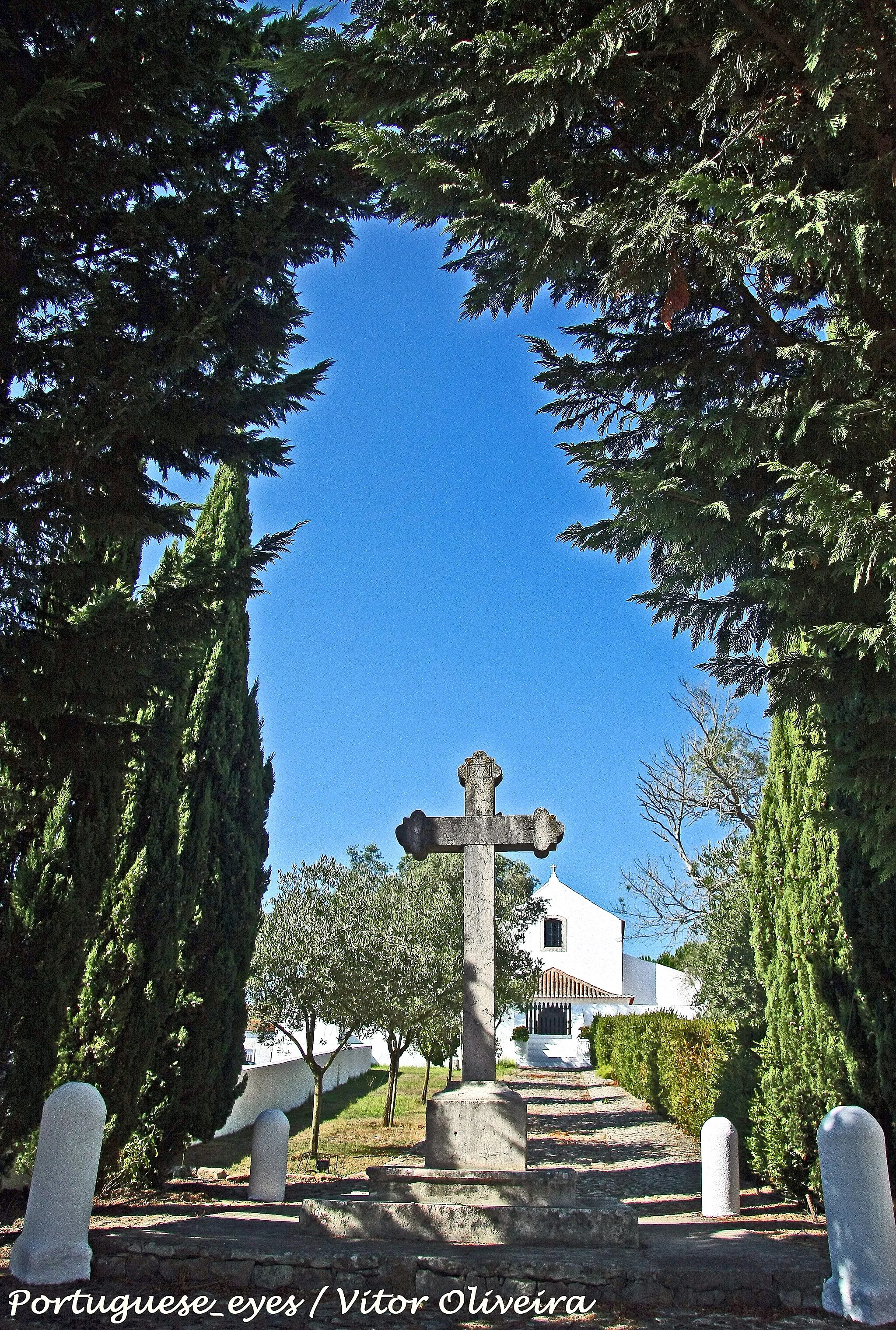 Photo showing: A Ermida de Nossa Senhora dos Remédios fica situada na Malveira, numa zona da vila vulgarmente denominada por Malveira de Cima.
Desconhecendo-se a data certa da construção da ermida, é dado como certo a sua existência em 1723, ano em que deverá ter sido reconstruída. De acordo com os historiadores, o templo deverá remontar a finais do século XVII, altura em que por toda a região se levantaram inúmeras igrejas e ermidas, resultado do fervor religioso da época.
No exterior o destaque vai para o bem proporcionado alpendre da fachada principal - já do século XX -, para o registo de azulejos do século XIX com a figura de Nossa Senhora dos Remédios e ainda para um elegante campanário no lado esquerdo da fachada. O cruzeiro data de 1771.
As paredes do interior são revestidas a azulejos e o chão do adro a grandes lajes de calcário. Uma pia de água benta seiscentista dá razão à datação da ermida, assim como os pedestais das colunas de pedra que sustentam o coro alto.
A ermida deverá ter sido construída na mesma altura da Capela de Santo António da Carrasqueira que, pelo menos em 1709, já existia. pt.wikipedia.org/wiki/Ermida_de_Nossa_Senhora_dos_Rem%C3%...

See where this picture was taken. [?]