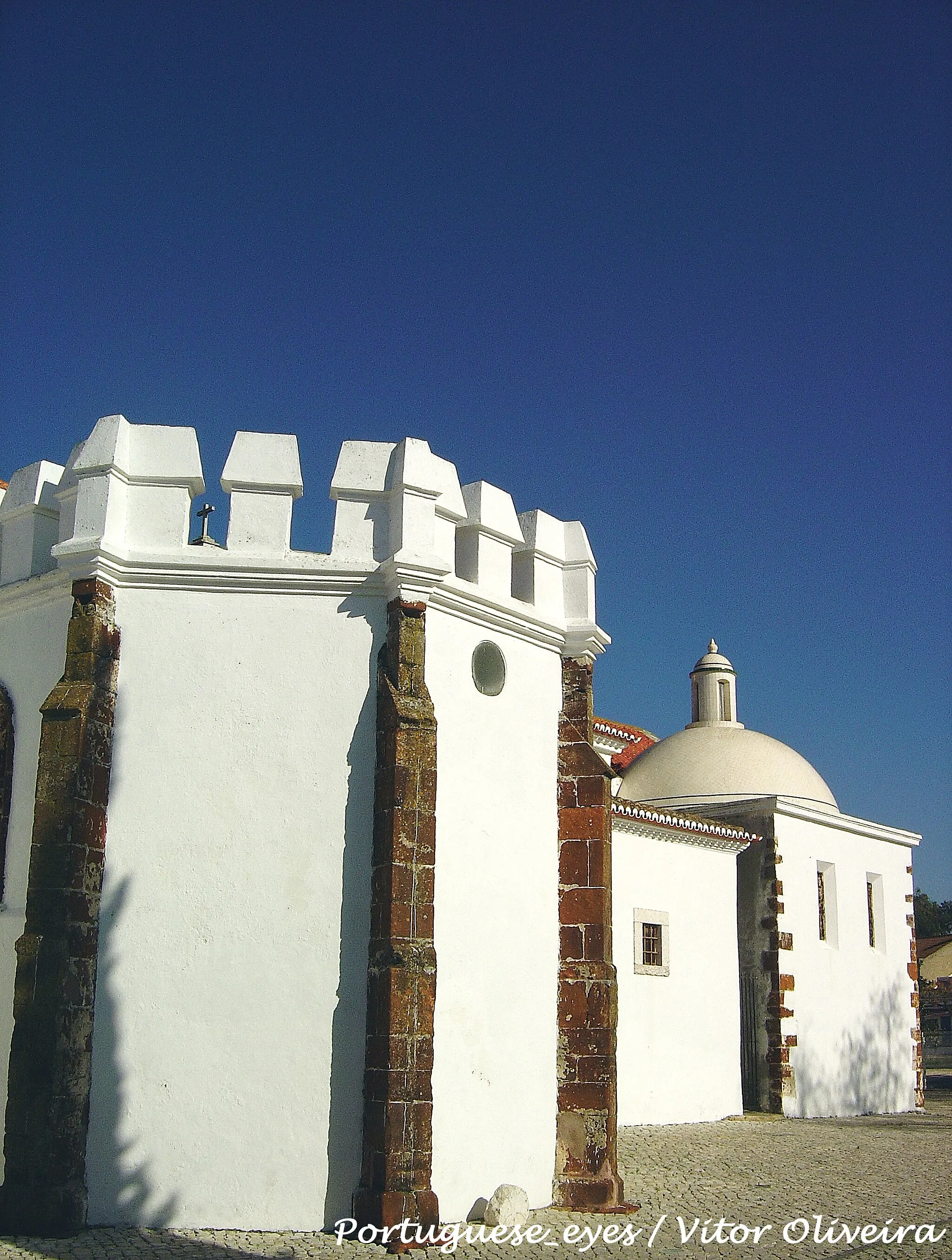 Photo showing: A sua fundação remonta, possivelmente, a fins do séc. XIII, mas da construção primitiva nada resta. No baptistério destaque para azulejos do séc. XVIII onde está representado o baptismo de Jesus. Trata-se de um templo de nave única com capela-mor e quatro capelas laterais. : A de São Sebastião de estilo gótico foi edificada no séc. XV por Pero Vicente, que aqui foi sepultado com sua mulher Constança Vaz. A capela de São João Baptista (terceira do lado direito) de estilo Manuelino tem as paredes cobertas de azulejos, do tipo de aresta (azulejos sevilhanos hispano-árabes), da primeira década do séc. XVI. No chão da capela encontra-se a sepultura de Pero Gomes de Faria (1517), cavaleiro de D. Manuel I e possivelmente fundador da capela. A capela de N.ª Sr.a do Rosário (primeira do lado esquerdo) é datada do séc. XVII com azulejos do séc. XVIII onde está representada a vida da Virgem. Já a capela de N.ª Sr.a dos Anjos (Segunda do lado esquerdo) é do séc. XVI e nela pode-se observar uma cúpula mourisca e sepulturas da família Mendonça Furtado, provavelmente seus fundadores. É nesta capela que está depositada a imagem de N.ª Sra. dos Anjos, datada do séc. XV, feita em pedra e com o menino no braço esquerdo. www.lifecooler.com/edicoes/lifecooler/desenvRegArtigo.asp...

See where this picture was taken. [?]