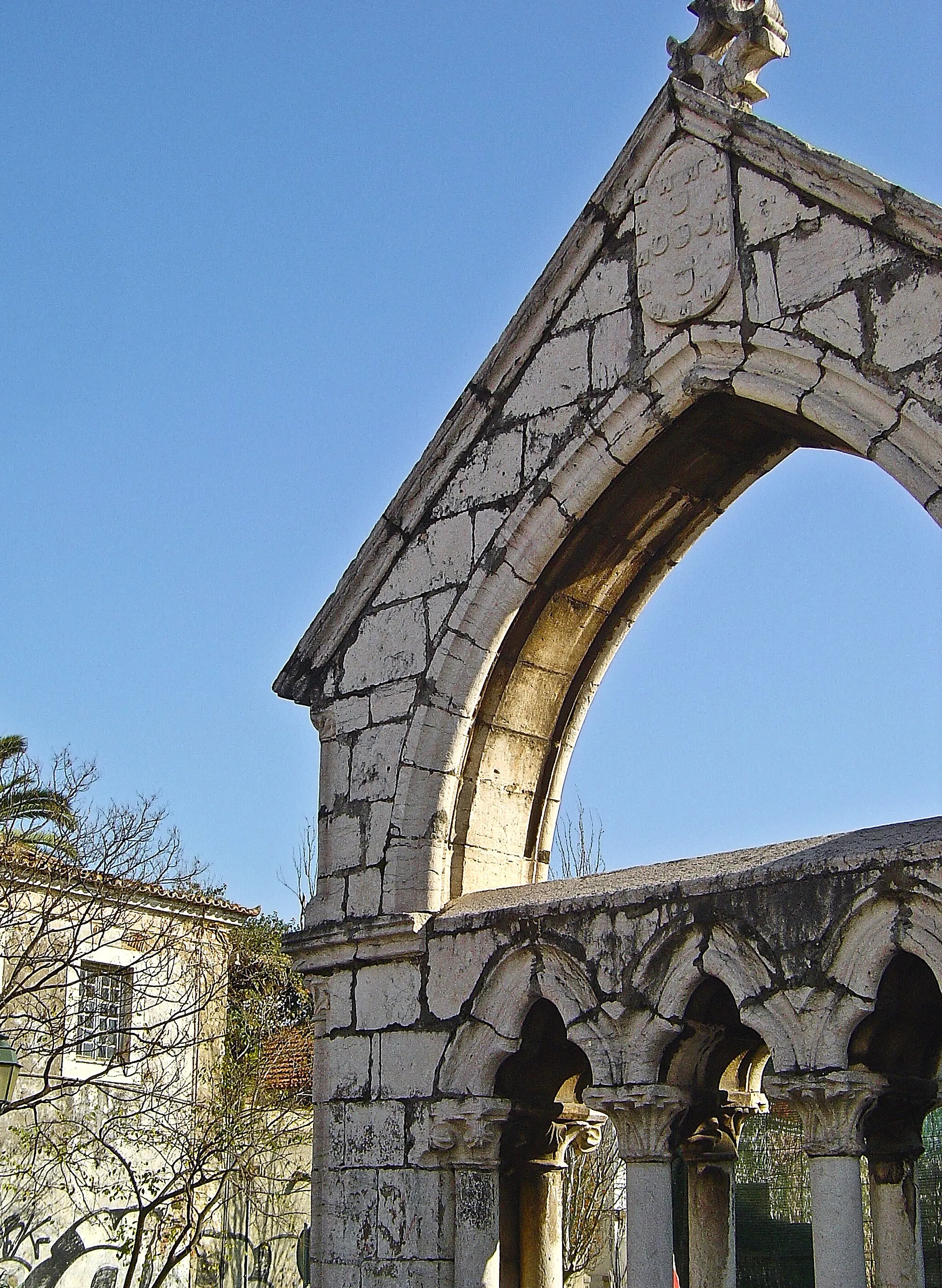 Photo showing: O Memorial de Odivelas é um marco, presumivelmente do século XIV, que se supõe assinalar a passagem do corpo do Rei D. Dinis, rumo ao mosteiro de Odivelas, onde seria sepultado e onde se encontra o seu túmulo. Construído em mármore, fica em Odivelas e o estilo arquitectónico é o gótico. Alguns autores também consideram que se trata de uma simples delimitação do couto pertencente ao mosteiro. pt.wikipedia.org/wiki/Memorial_de_Odivelas

See where this picture was taken. [?]